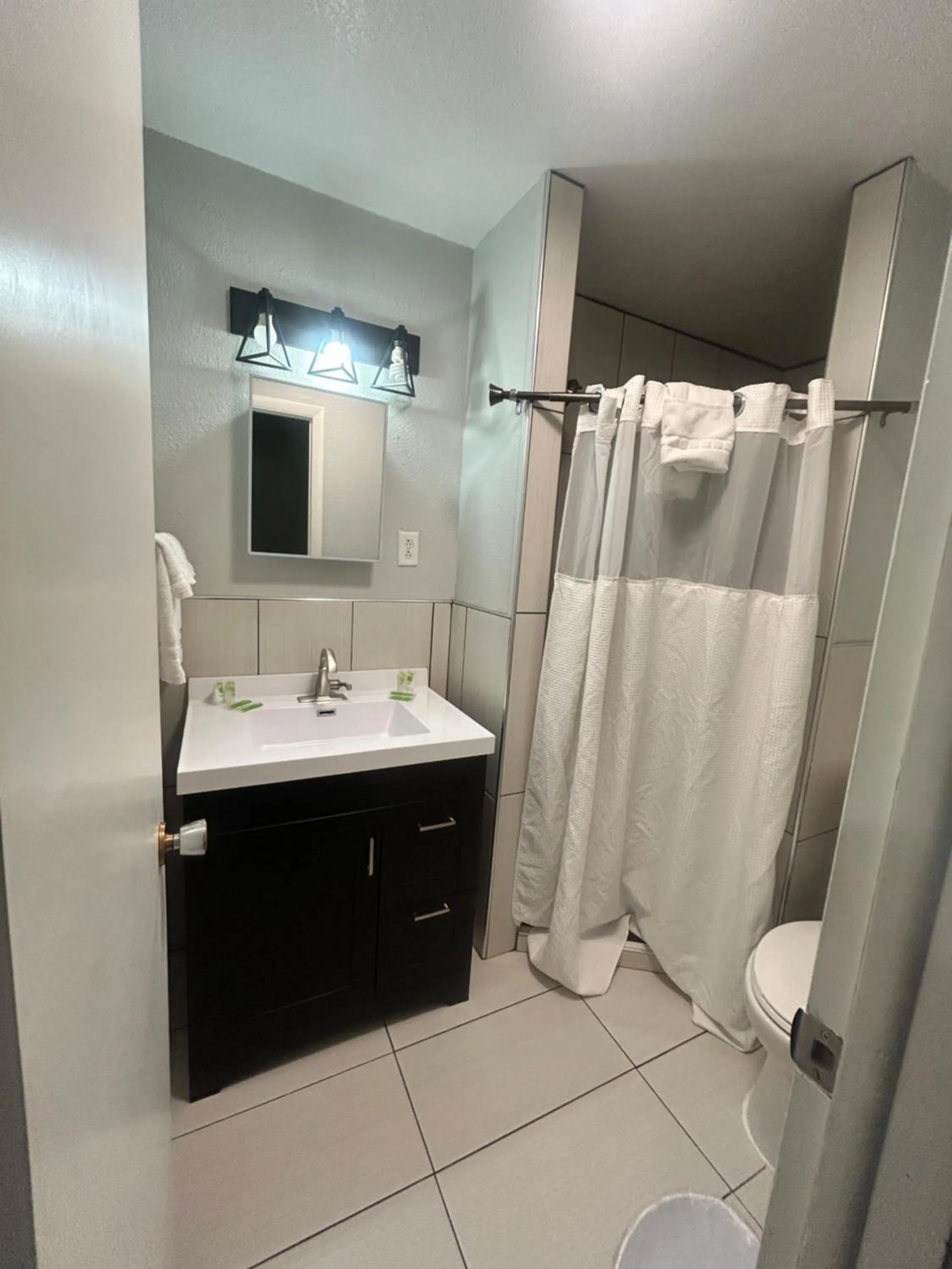 Bathroom in Budget Inn Oskaloosa US 63 Near Pella