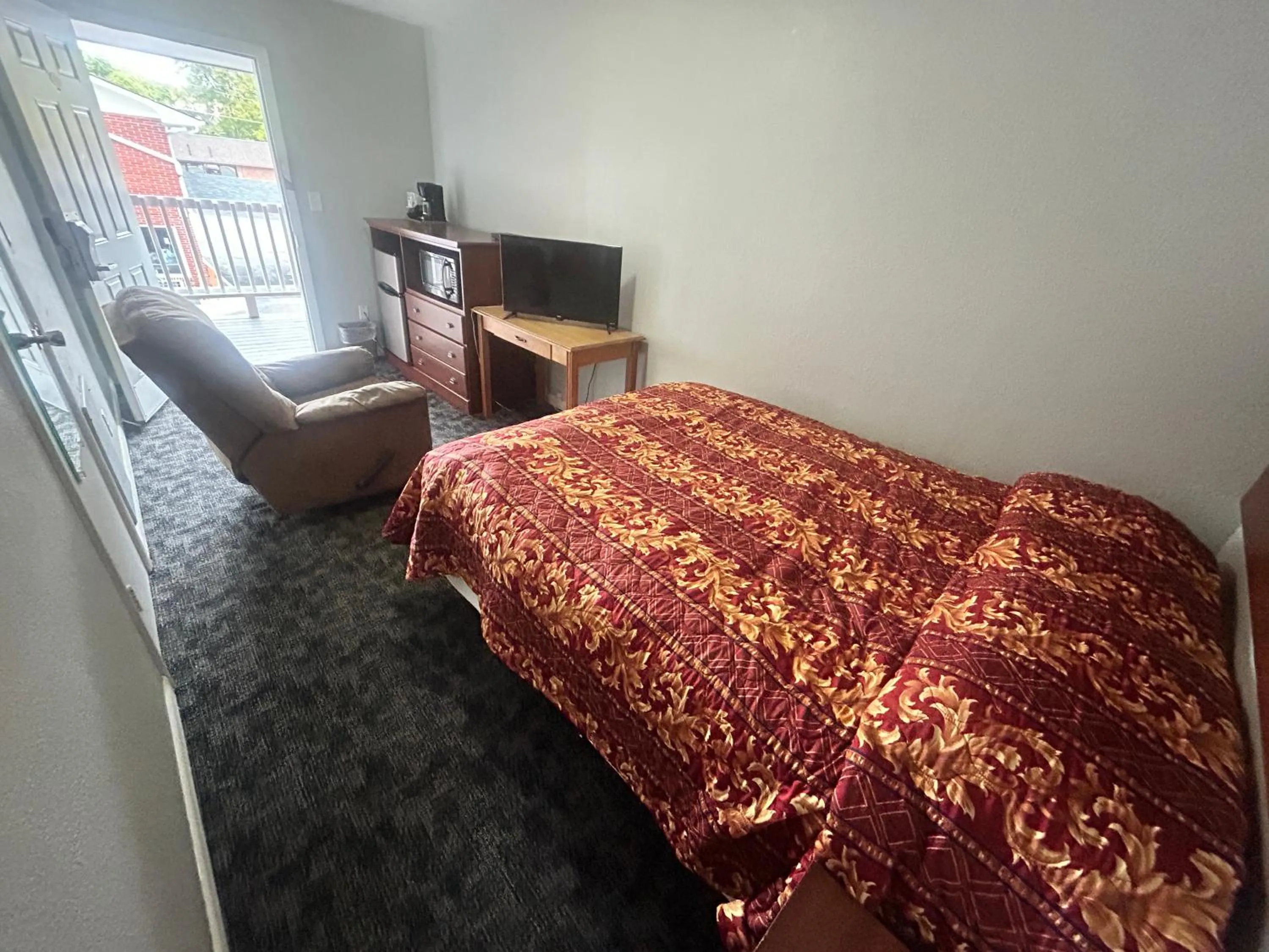 Bedroom, Bed in Budget Inn Oskaloosa US 63 Near Pella