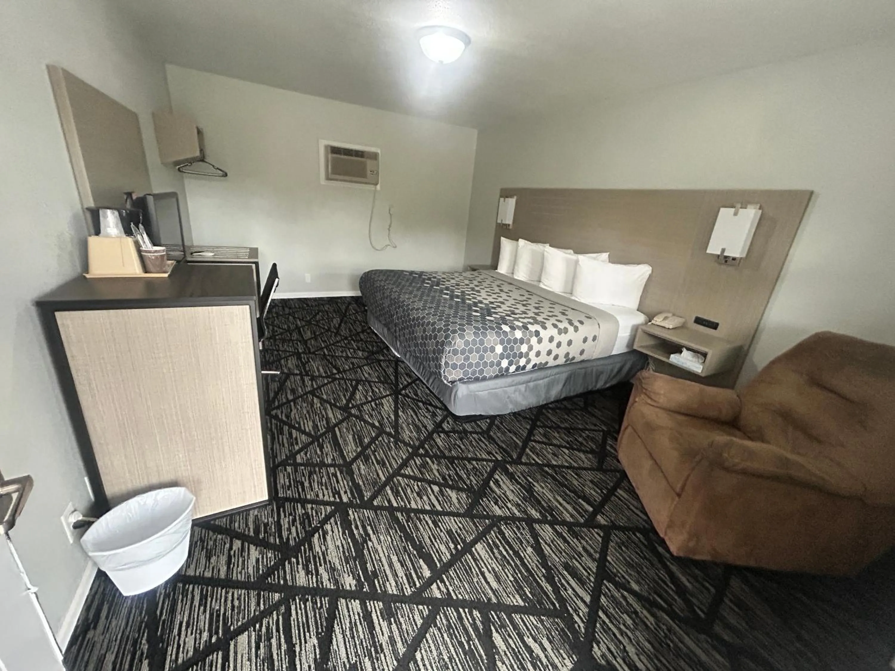 Bedroom, Bed in Budget Inn Oskaloosa US 63 Near Pella