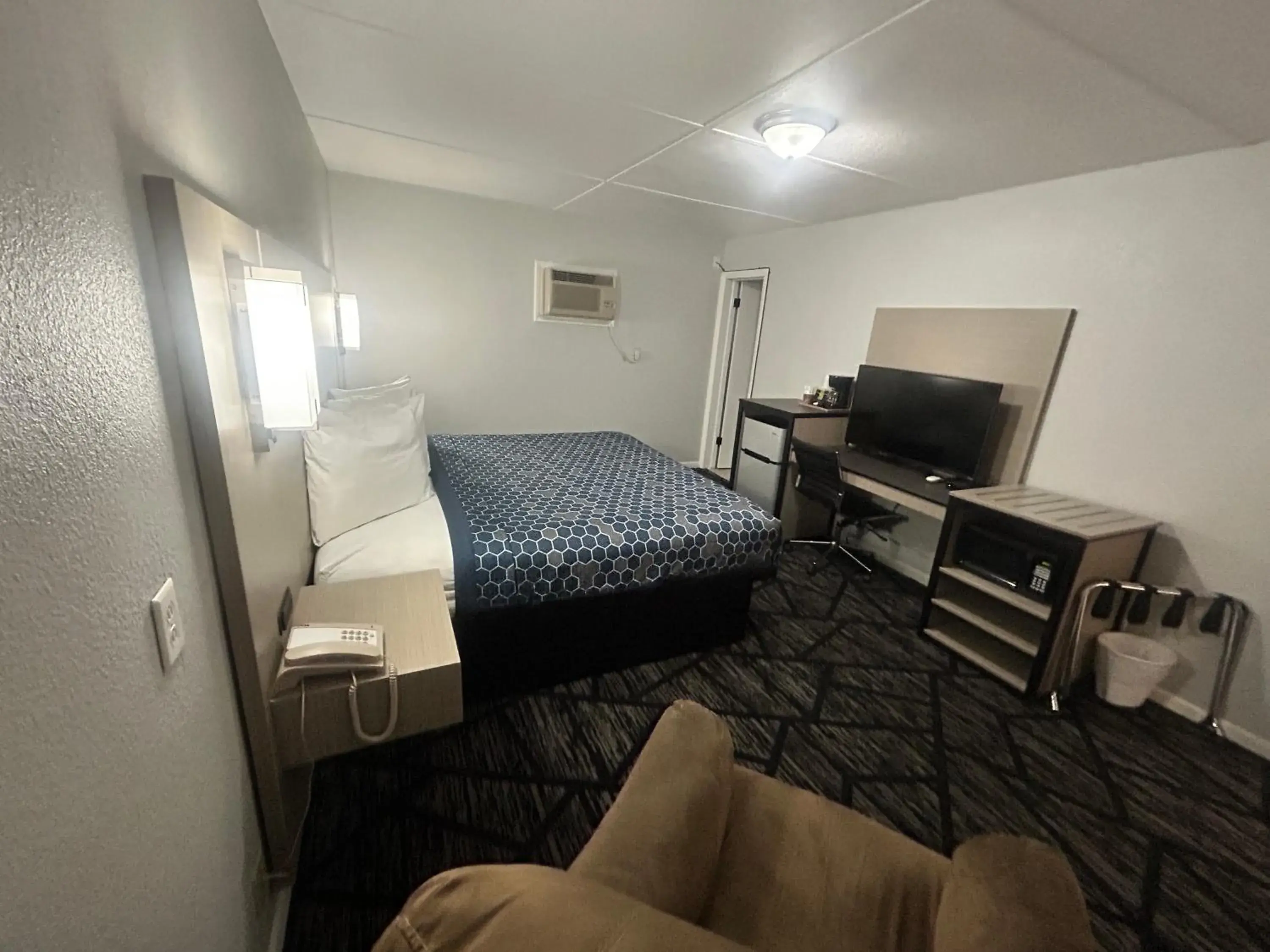 King Bed Non-Smoking in Budget Inn Oskaloosa US 63 Near Pella King Bed Non-Smoking in Budget Inn Oskaloosa US 63 Near Pella