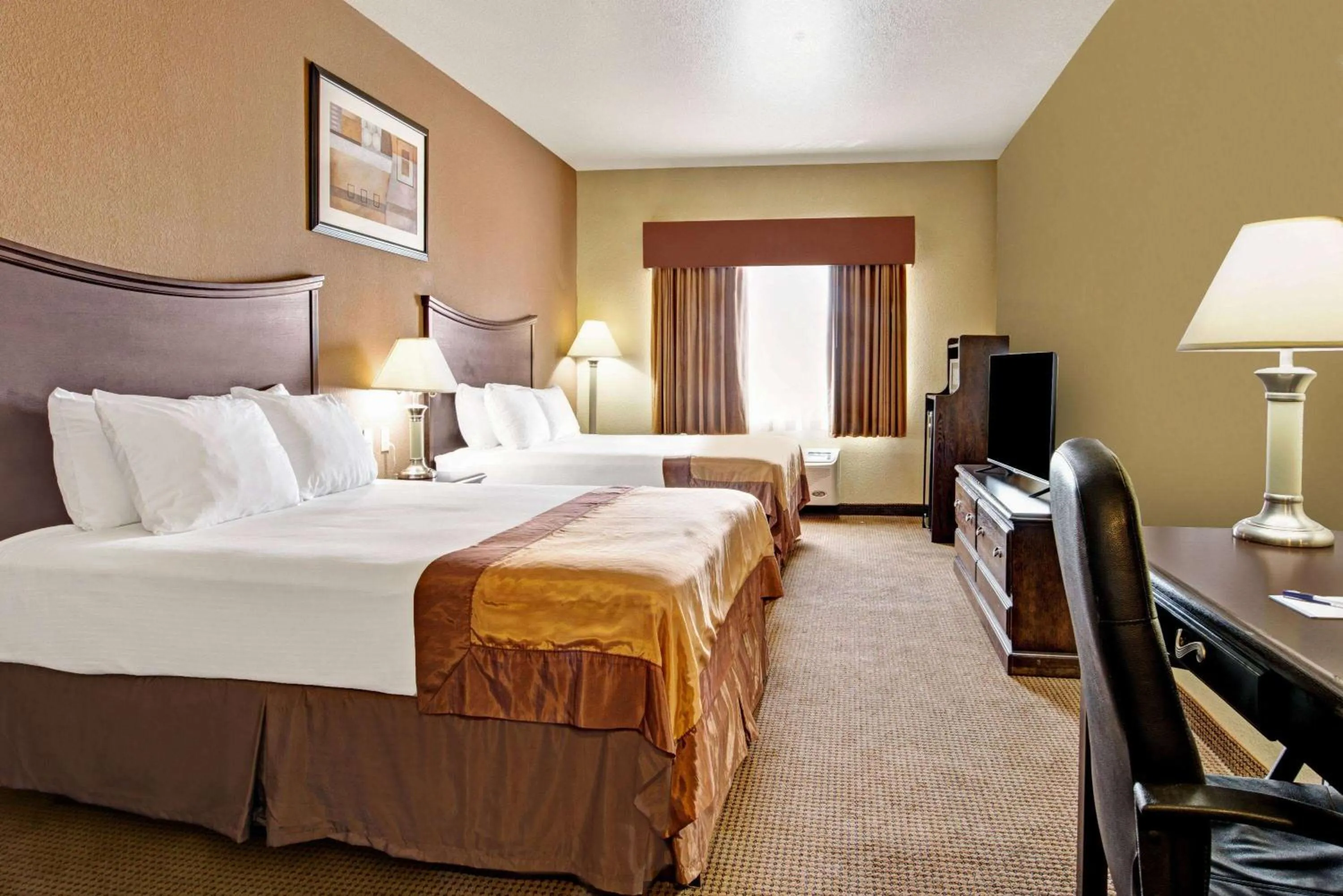 Photo of the whole room, Bed in Baymont by Wyndham Decatur