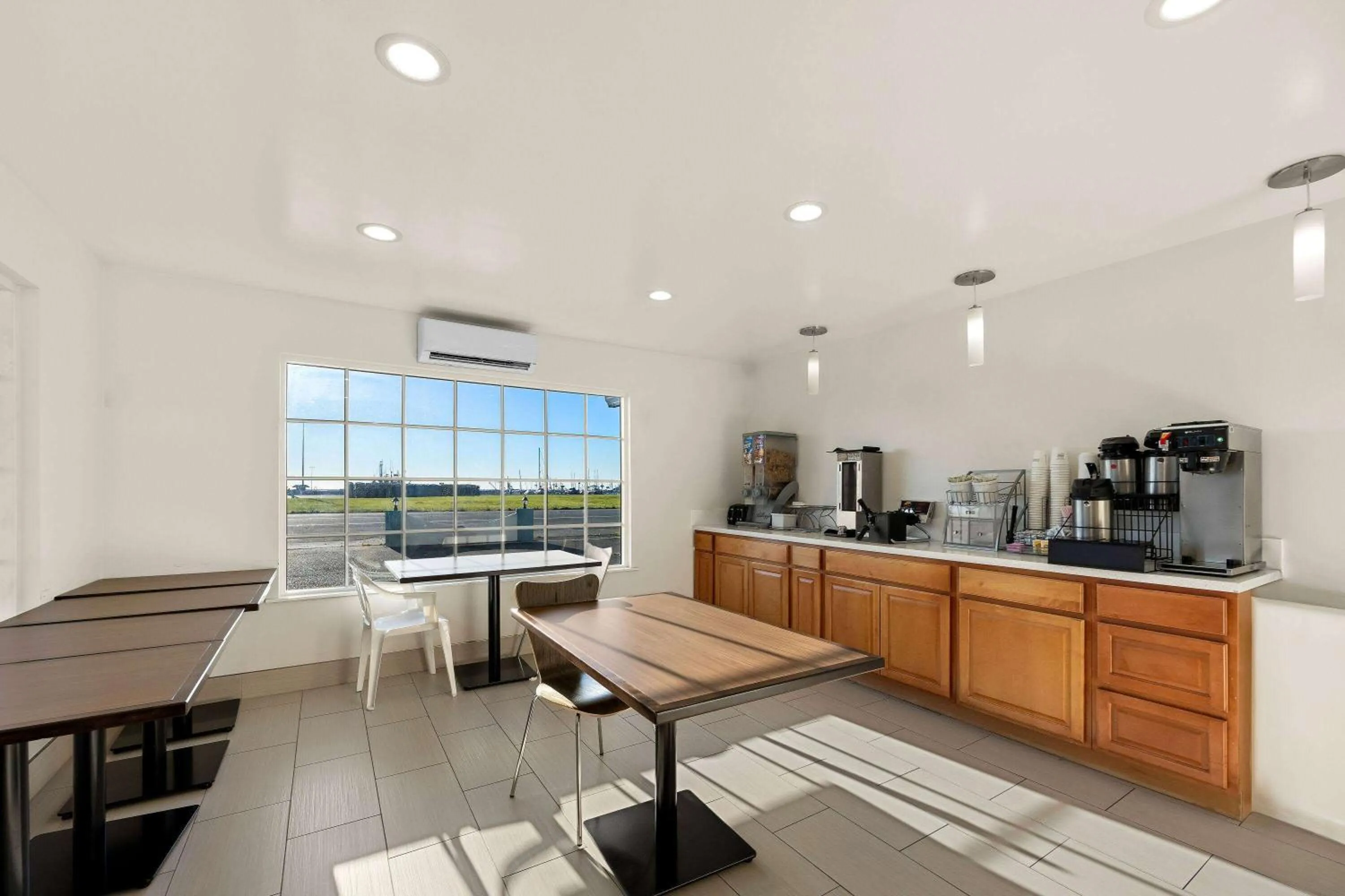 Restaurant/places to eat in Super 8 by Wyndham Crescent City