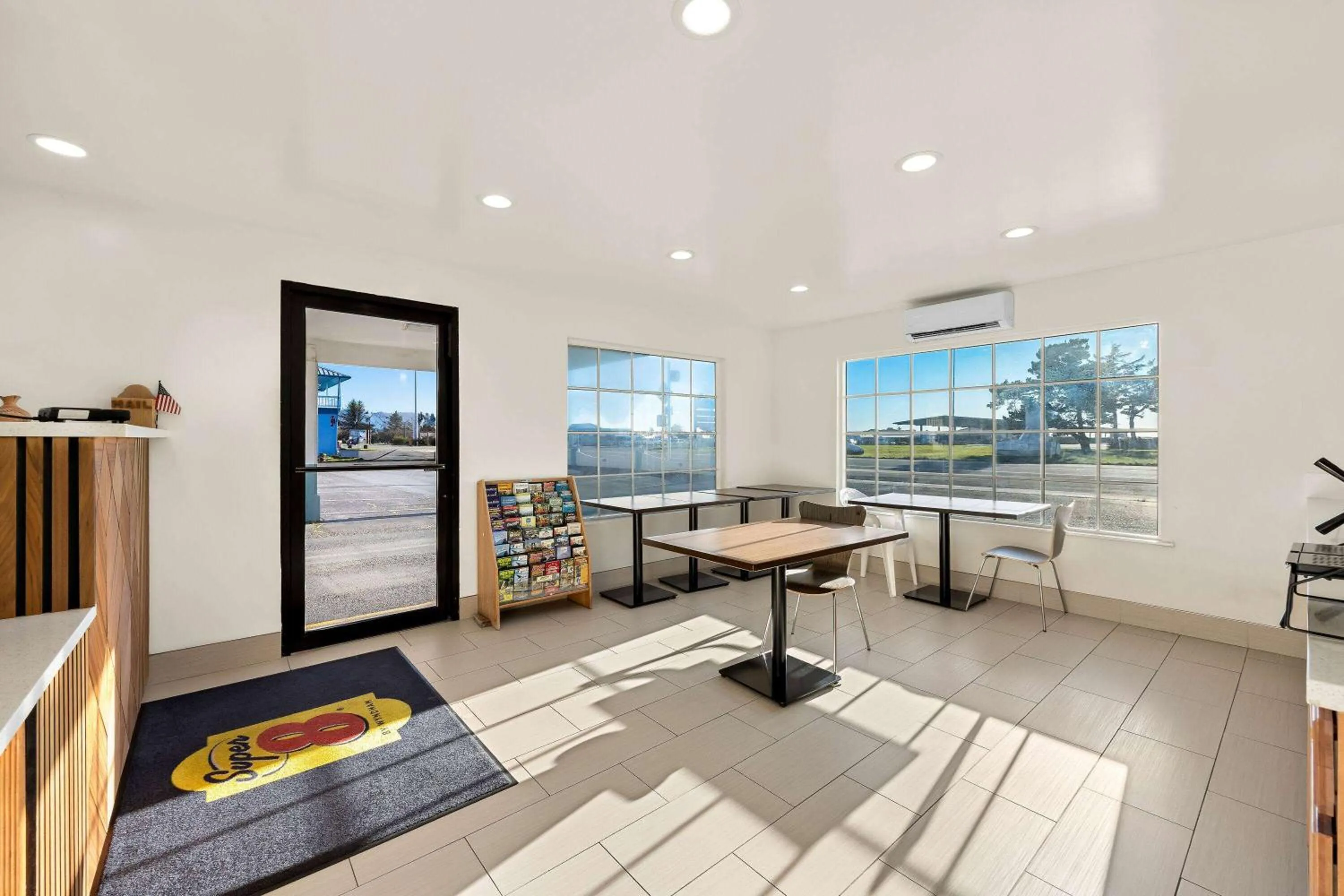 Restaurant/places to eat in Super 8 by Wyndham Crescent City