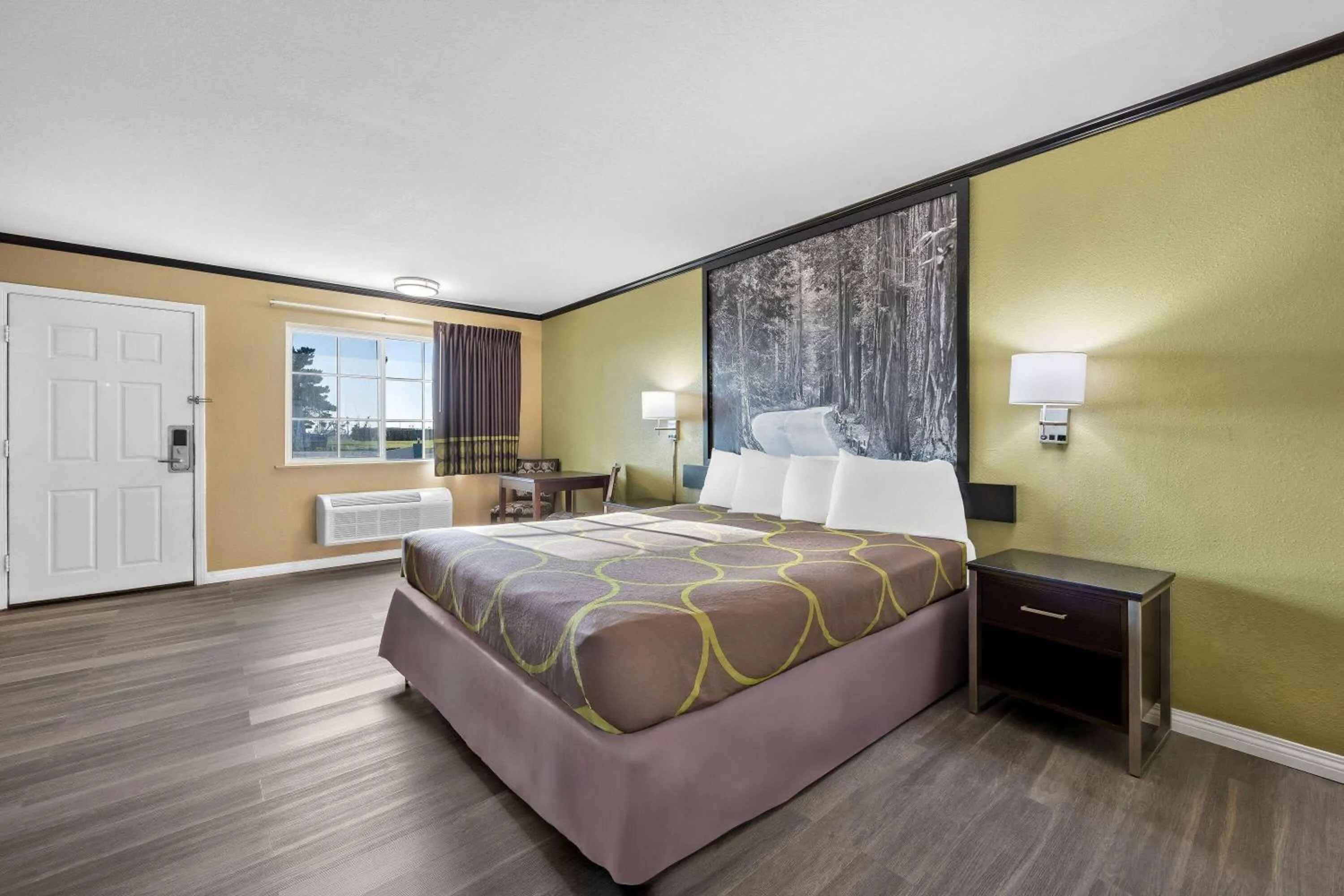 Bed in Super 8 by Wyndham Crescent City