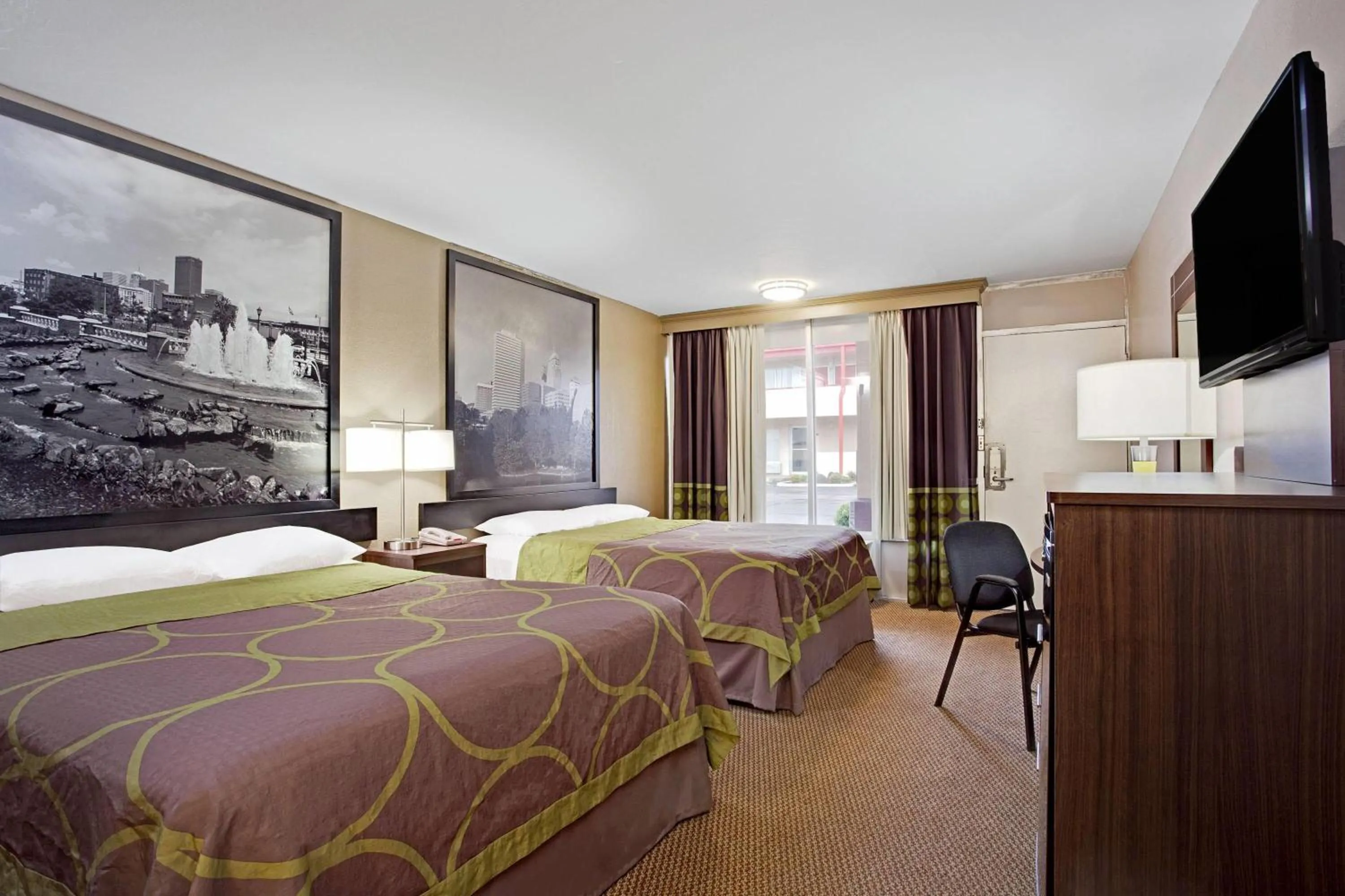 Photo of the whole room, Bed in Super 8 by Wyndham Oklahoma/Frontier City