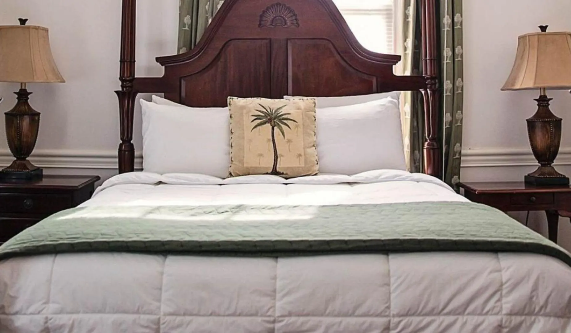 Bed in The Beaufort Inn