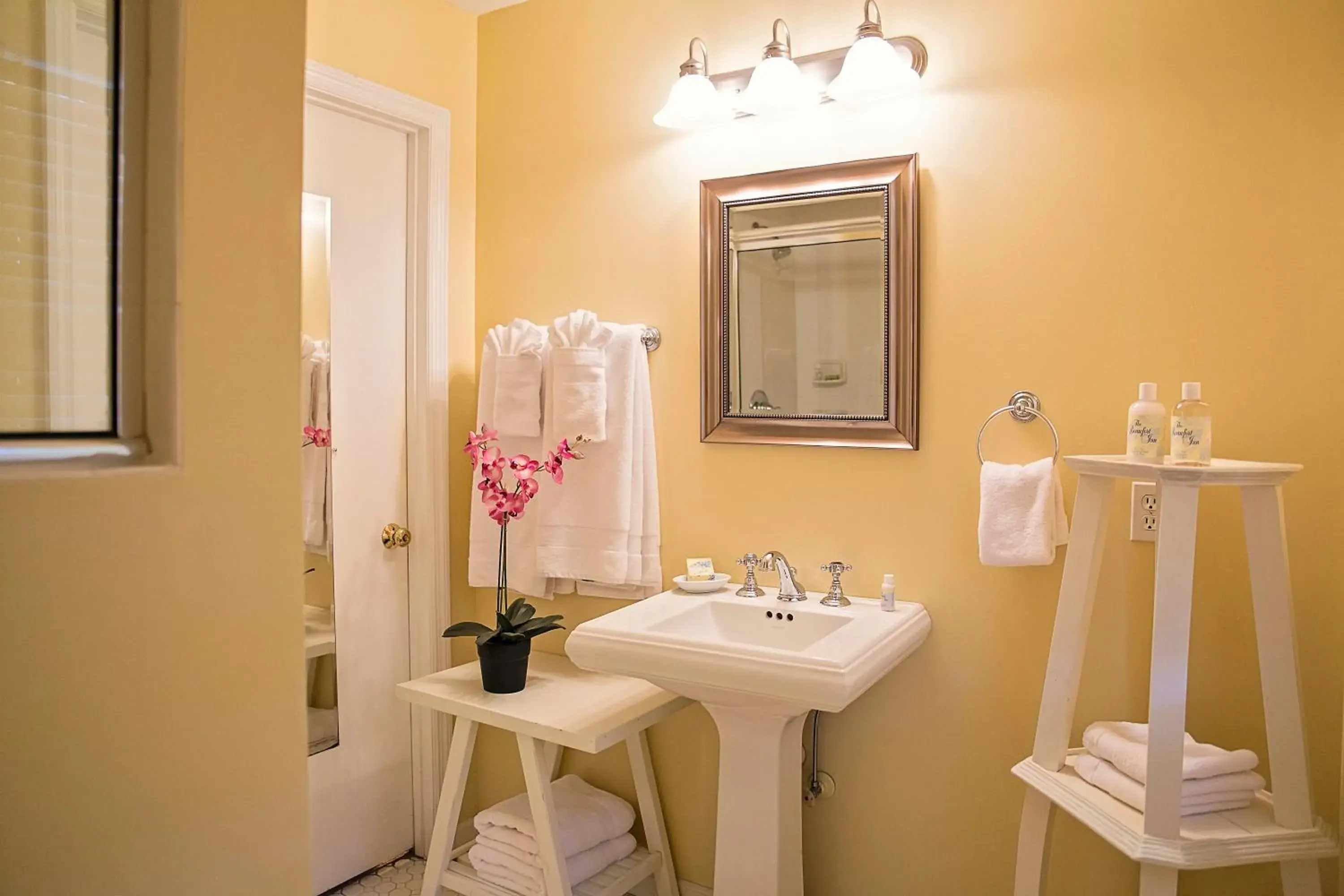 Courtyard Queen Studio in The Beaufort Inn Courtyard Queen Studio in The Beaufort Inn