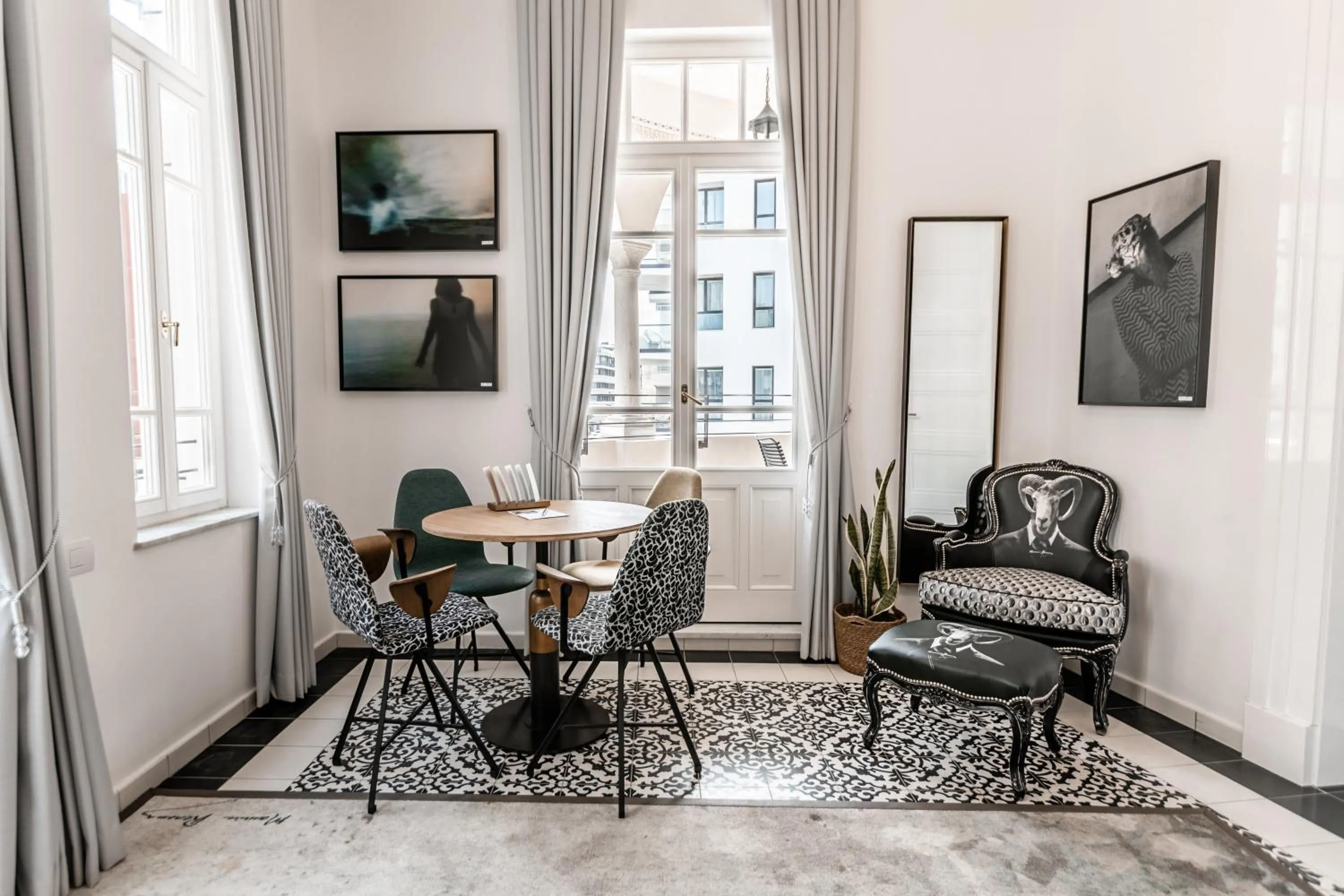 Seating area in Renoma