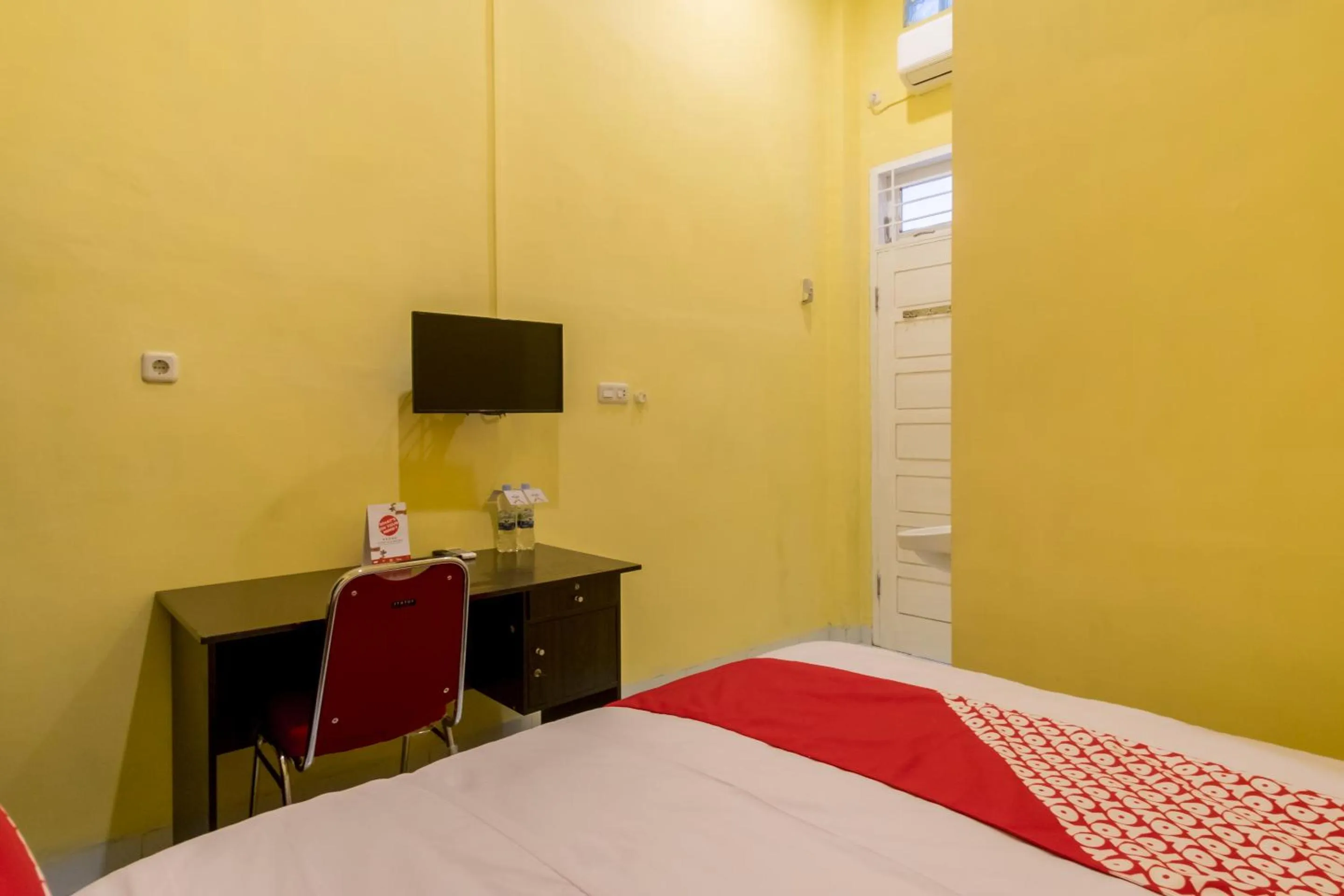 Bedroom, TV/Entertainment Center in OYO 447 Hutasimo Residence