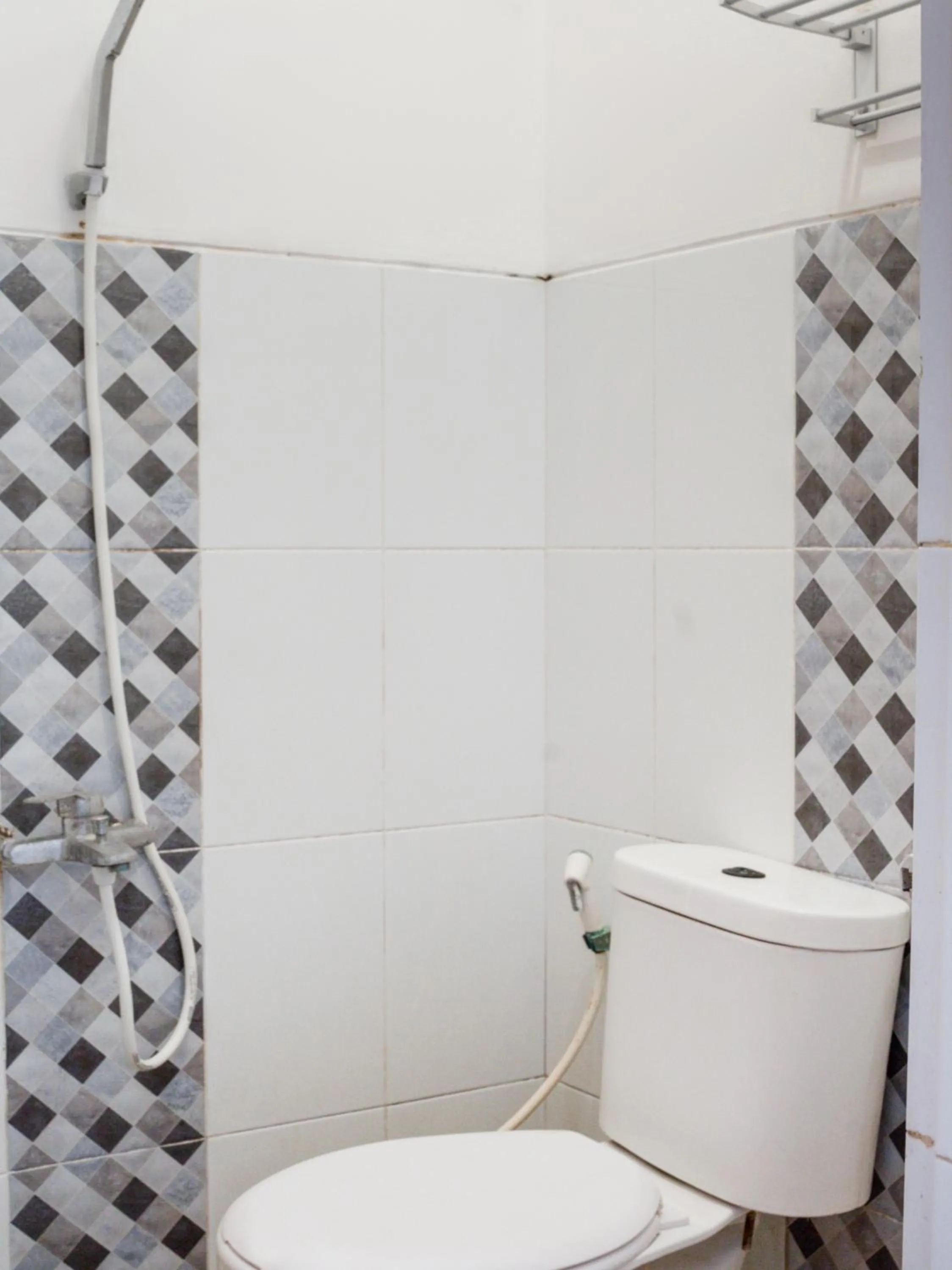 Bathroom in OYO 447 Hutasimo Residence