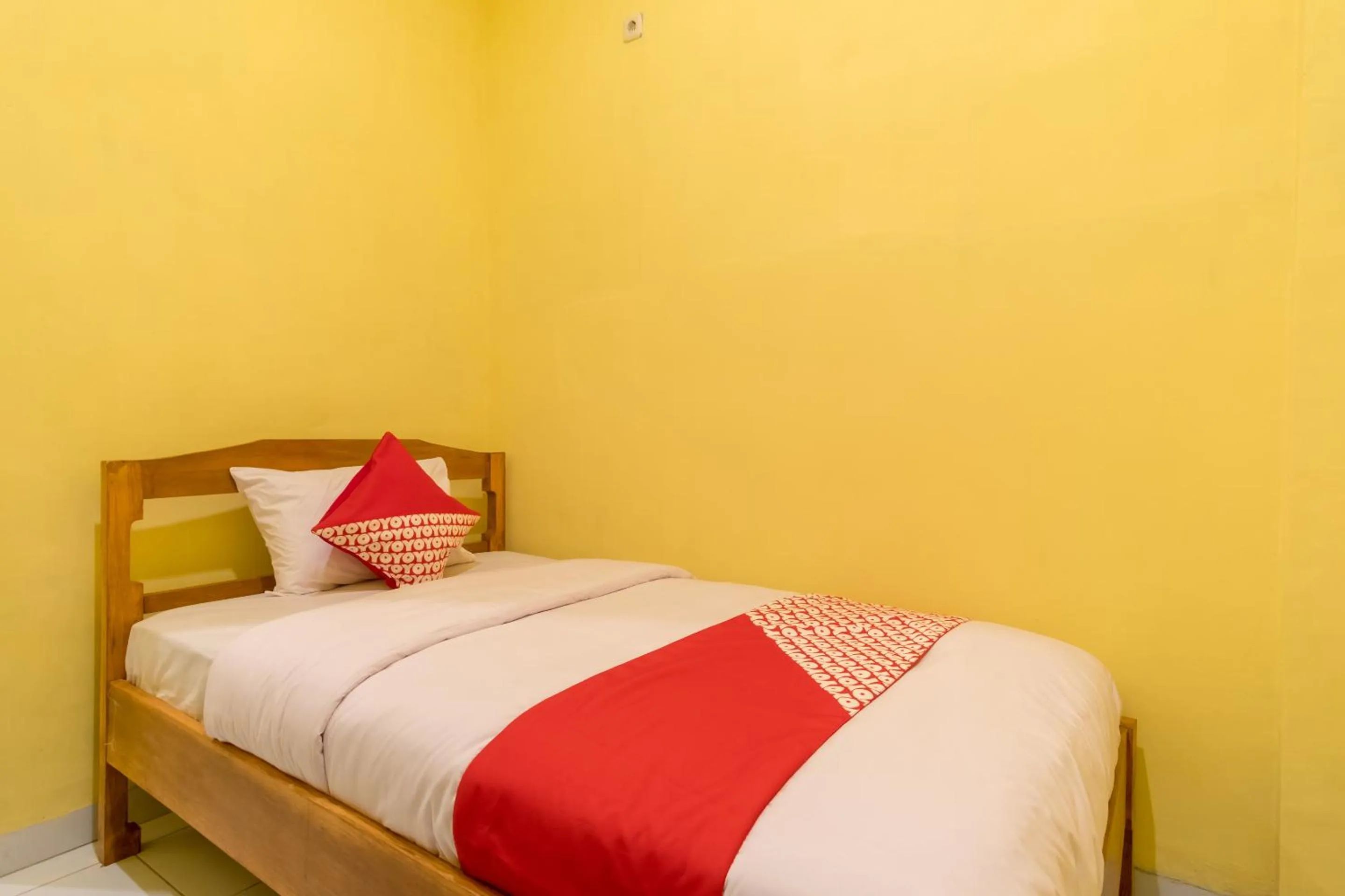 Bedroom in OYO 447 Hutasimo Residence