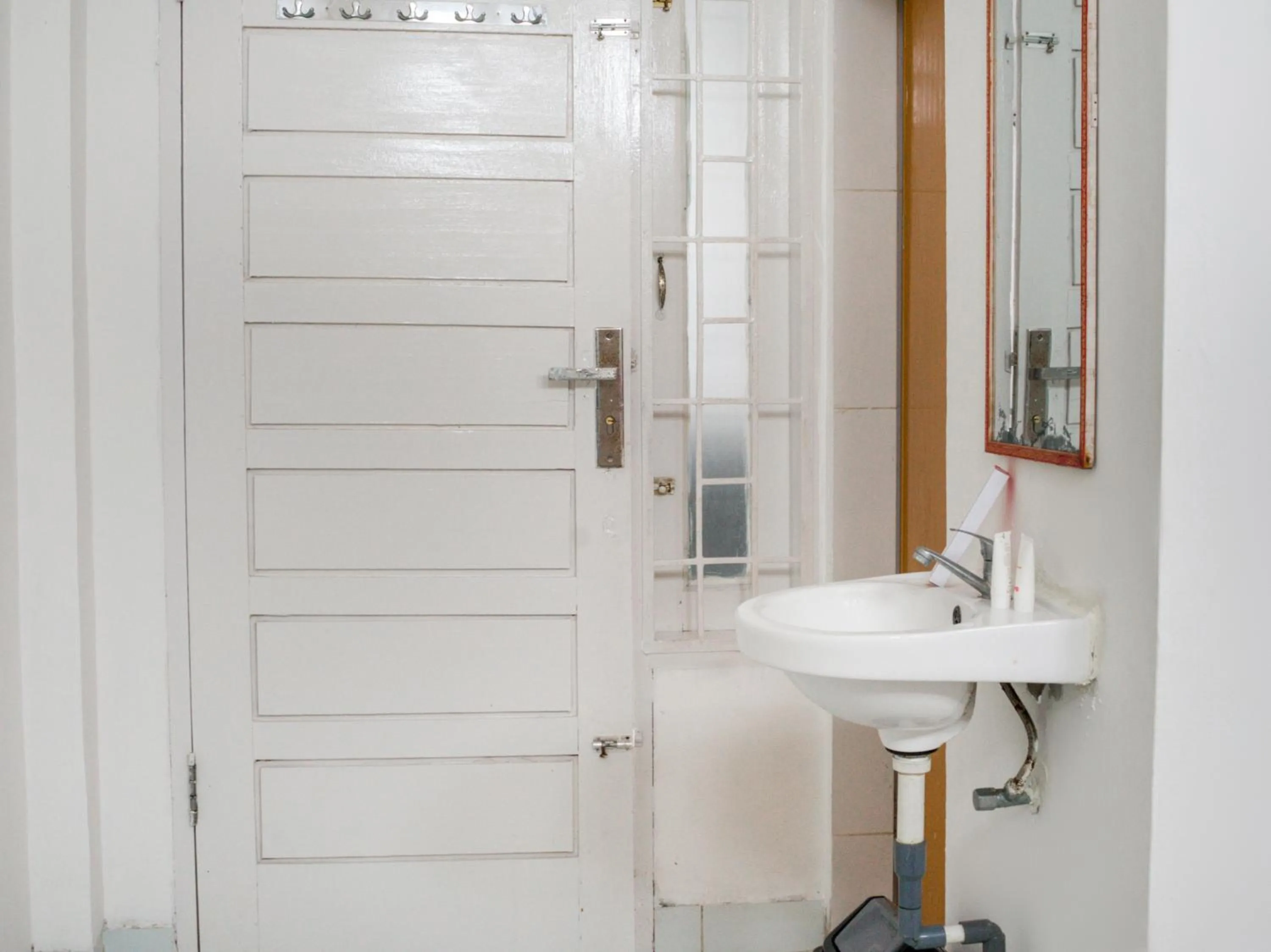 Bathroom in OYO 447 Hutasimo Residence