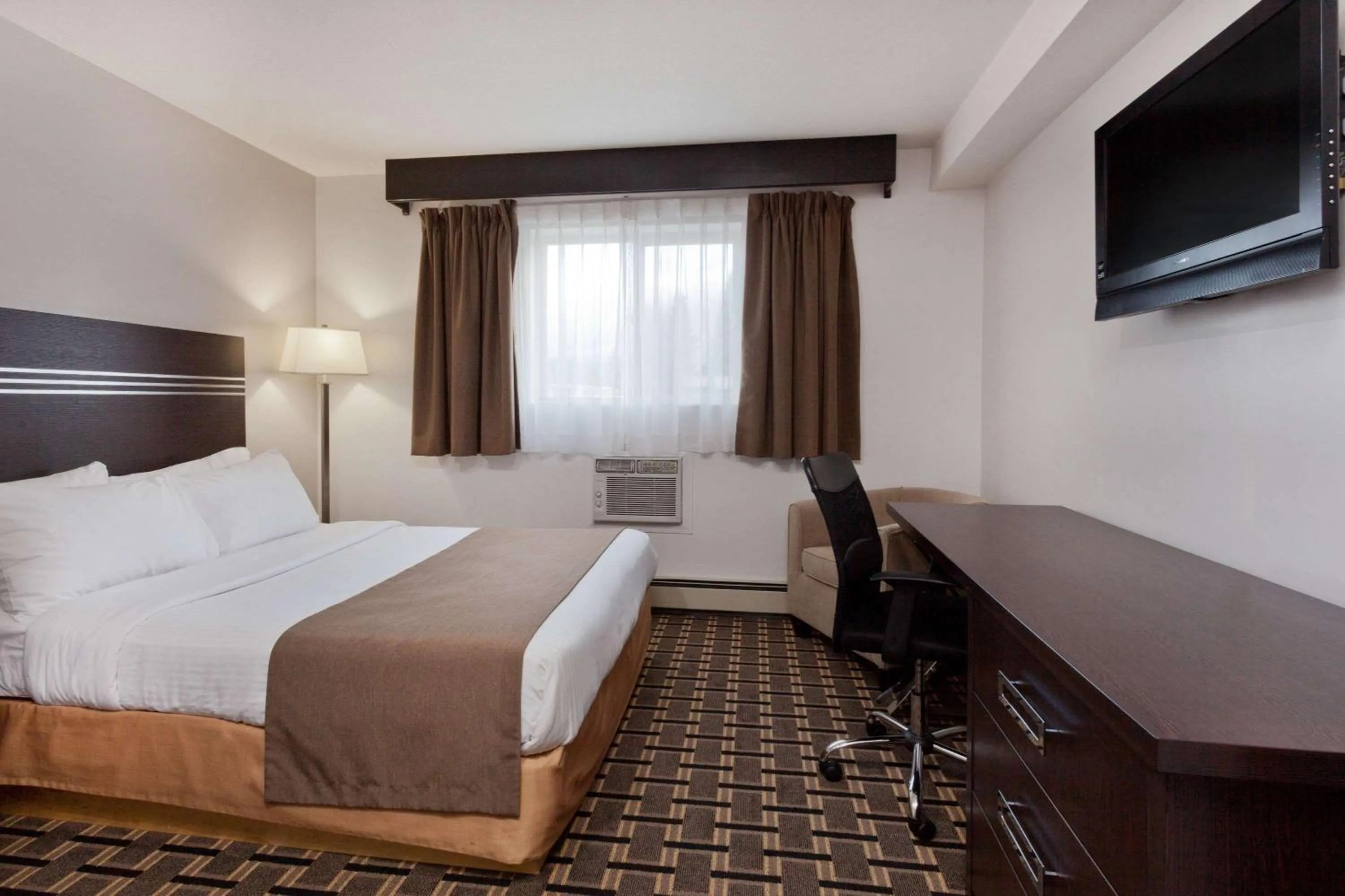 Photo of the whole room, Bed in Super 8 by Wyndham Valemount