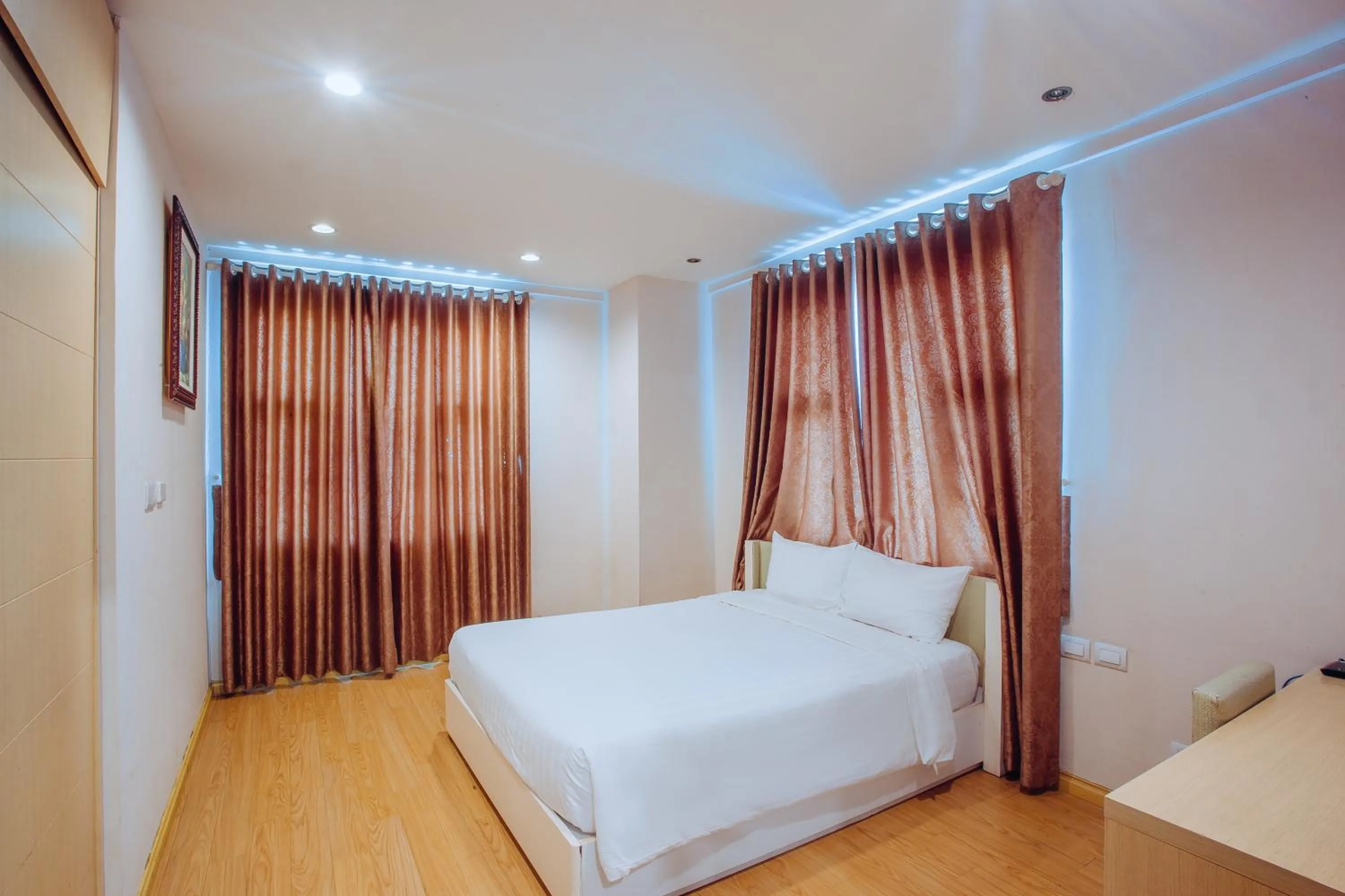 Bedroom, Bed in Vinh Trung Plaza Hotel