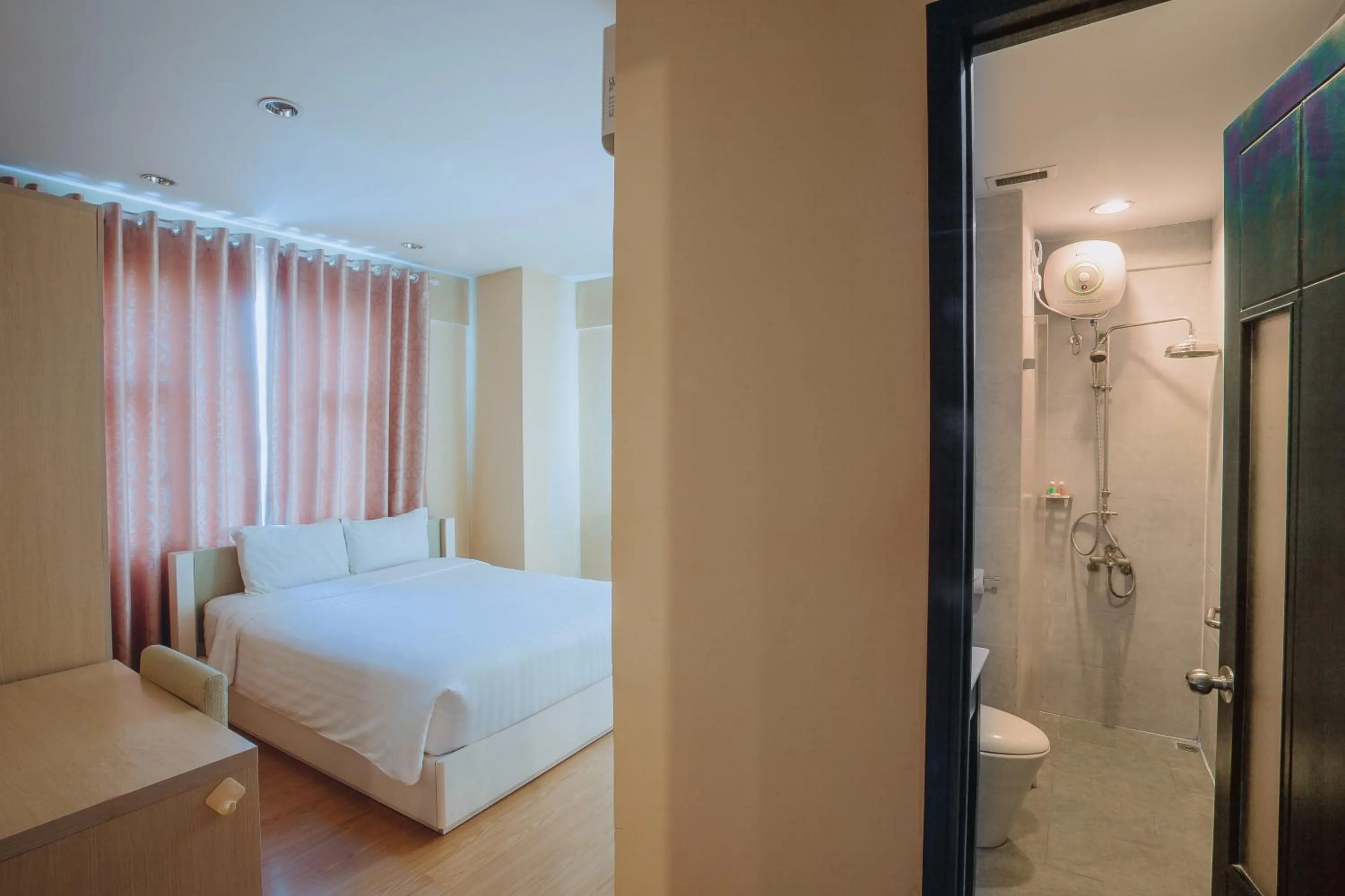 Bedroom, Bed in Vinh Trung Plaza Hotel