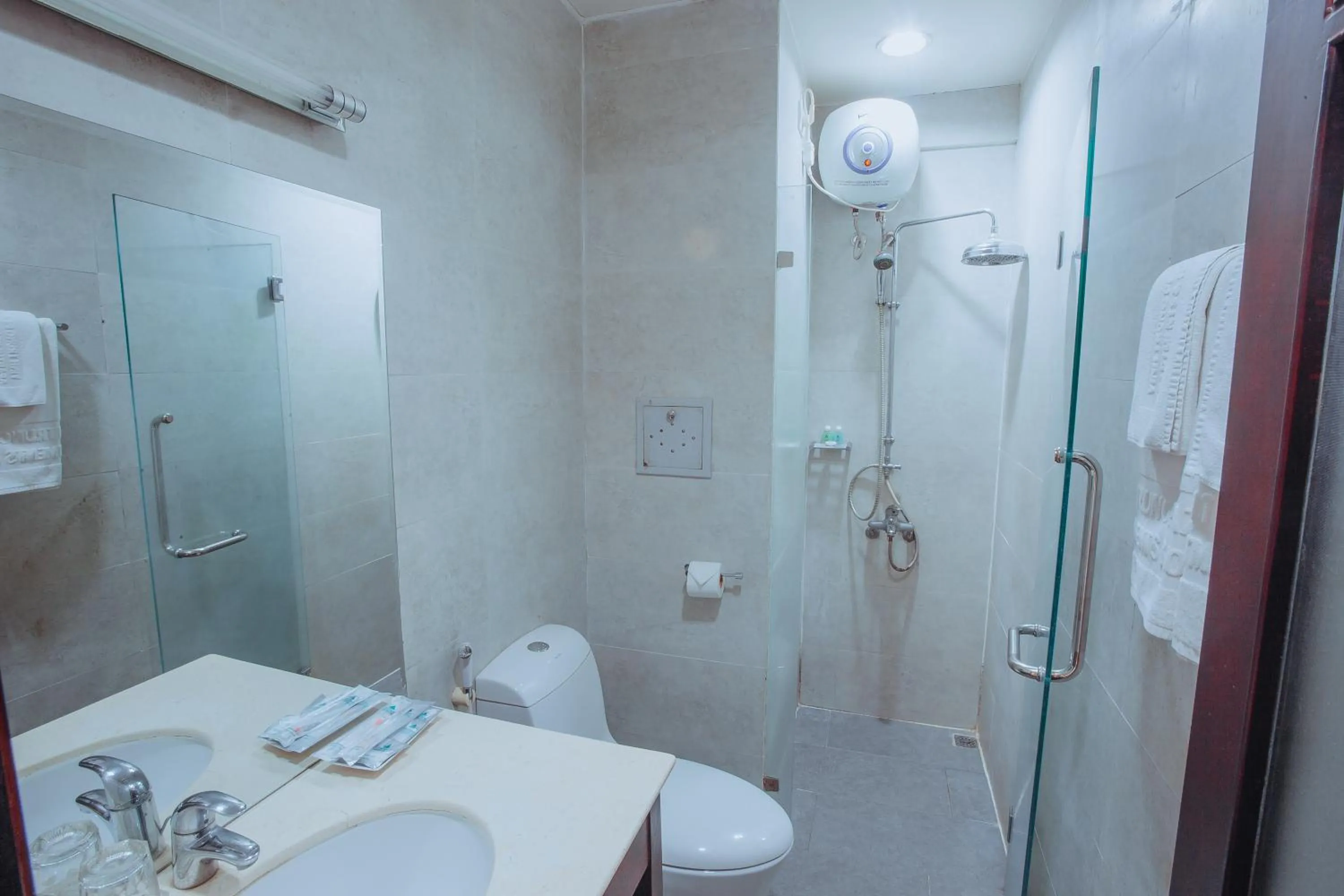 Bathroom in Vinh Trung Plaza Hotel