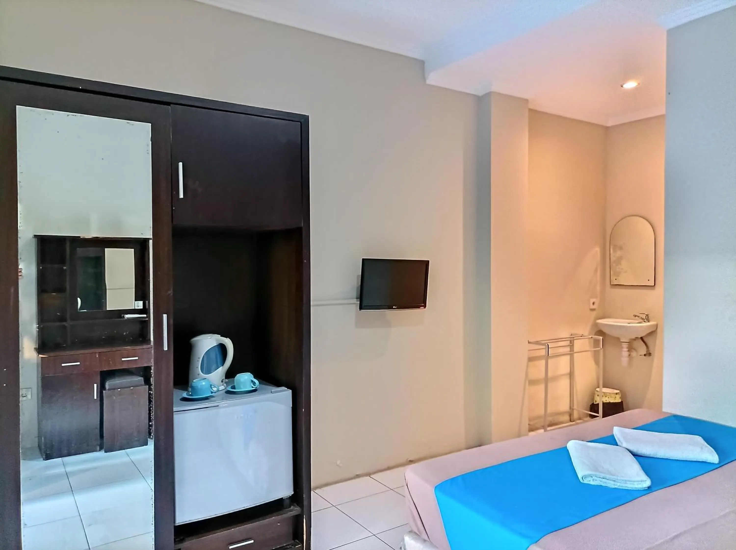 wardrobe, Bed in Sapta Petala Hotel
