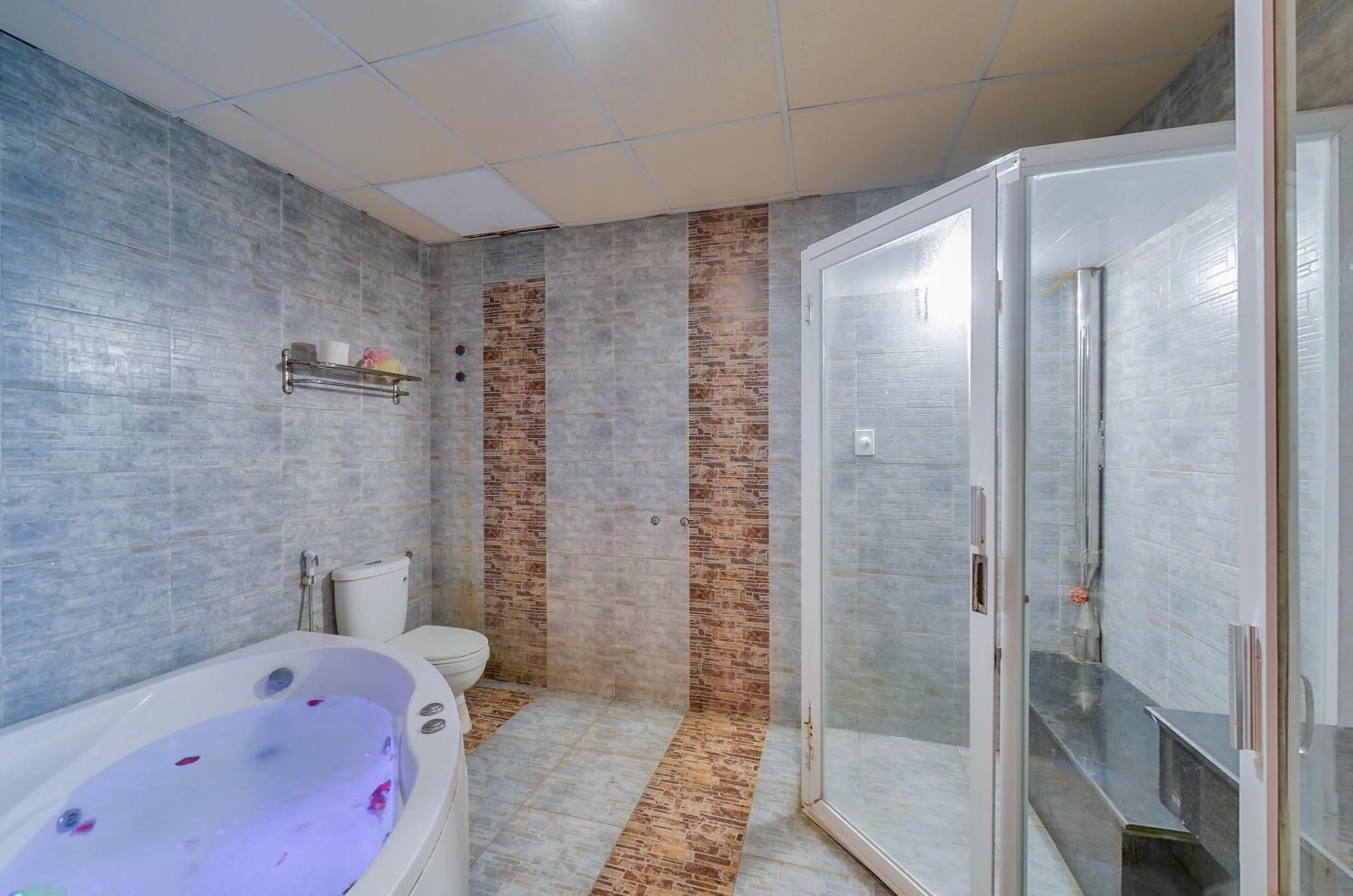 Hot Tub in Sea Pearl Cat Ba Hotel