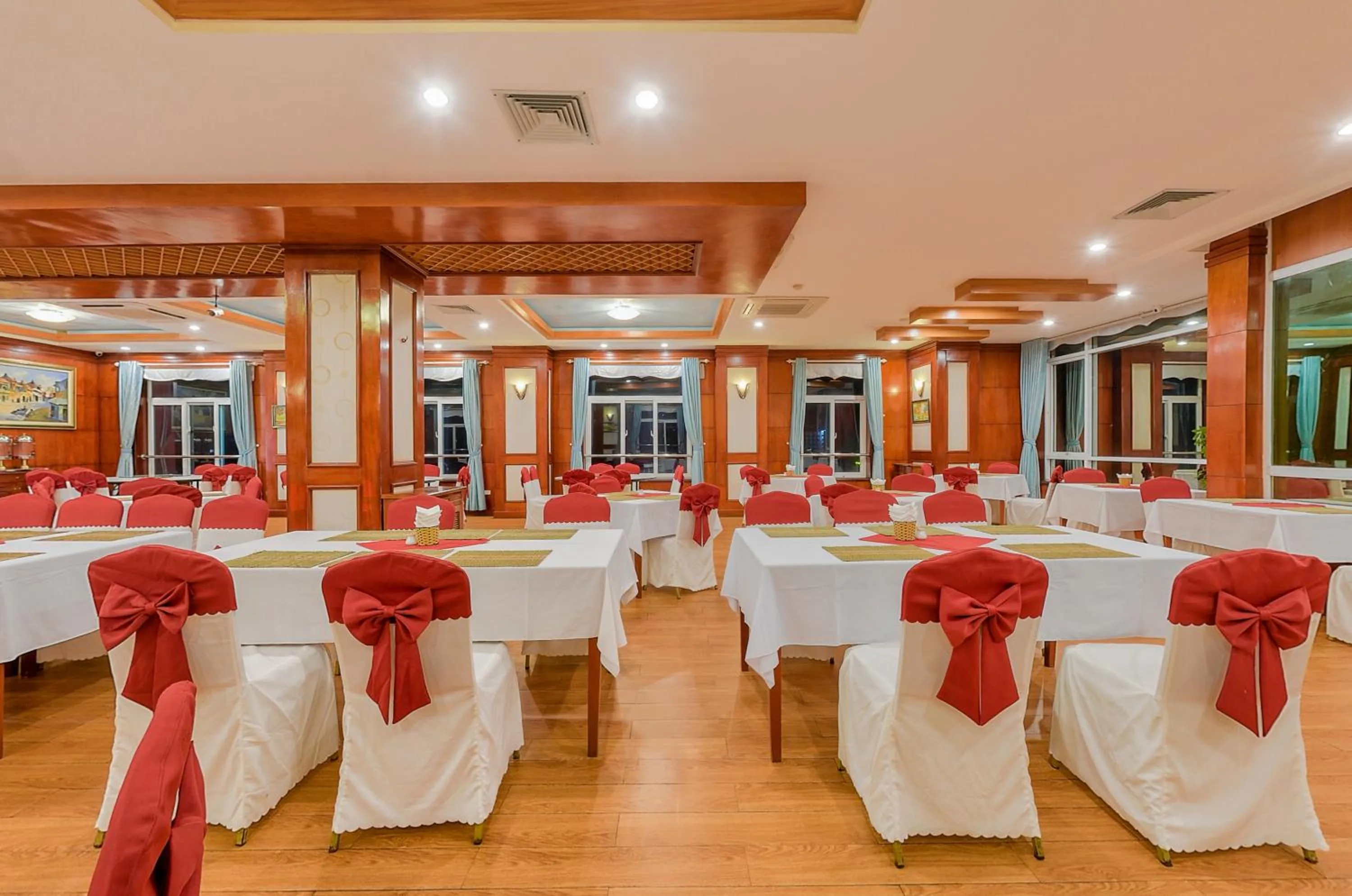 Restaurant/places to eat in Sea Pearl Cat Ba Hotel