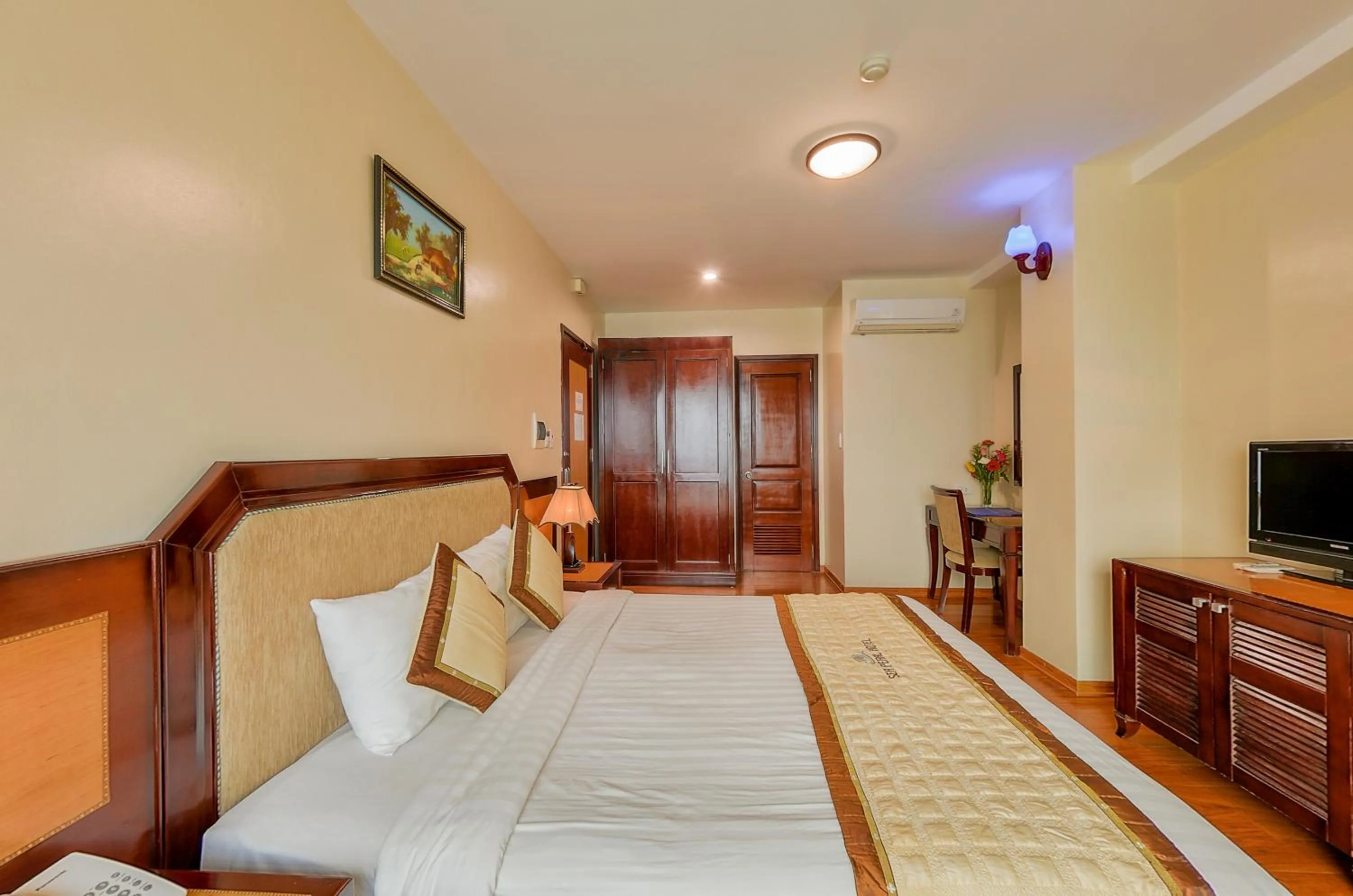 Bed in Sea Pearl Cat Ba Hotel