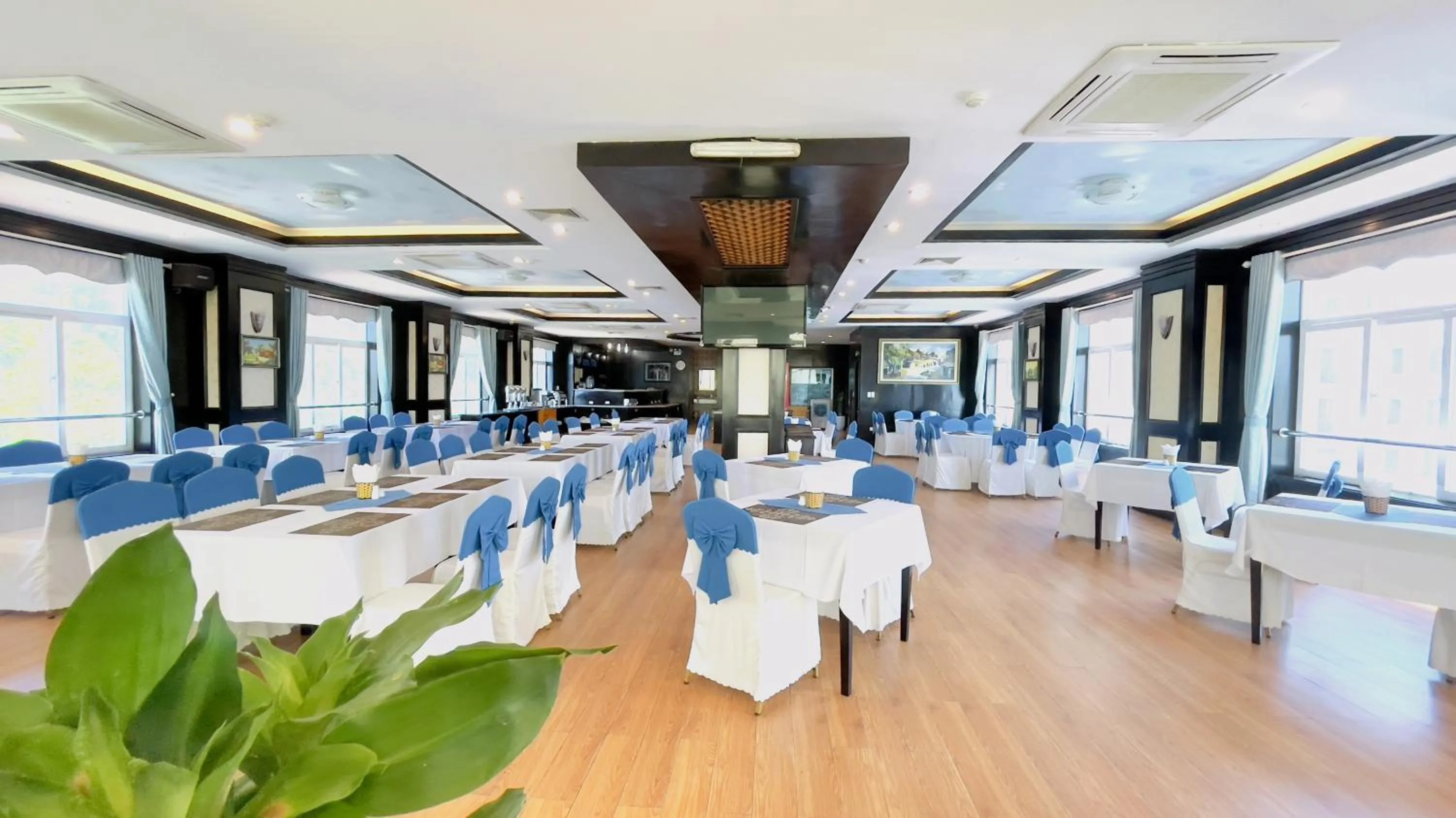 Restaurant/places to eat in Sea Pearl Cat Ba Hotel