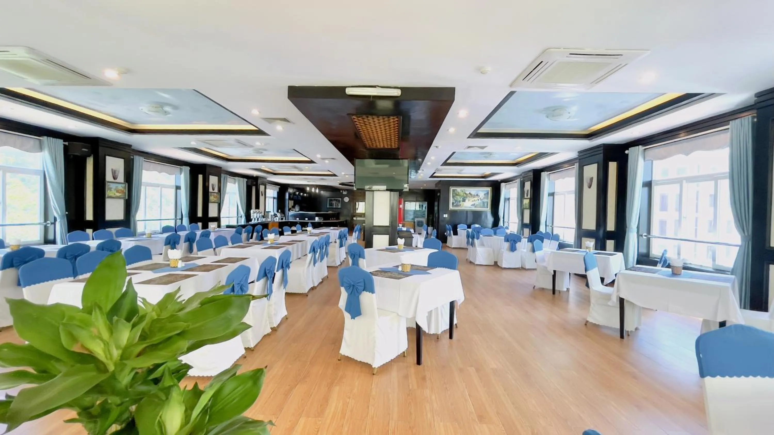 Restaurant/places to eat in Sea Pearl Cat Ba Hotel