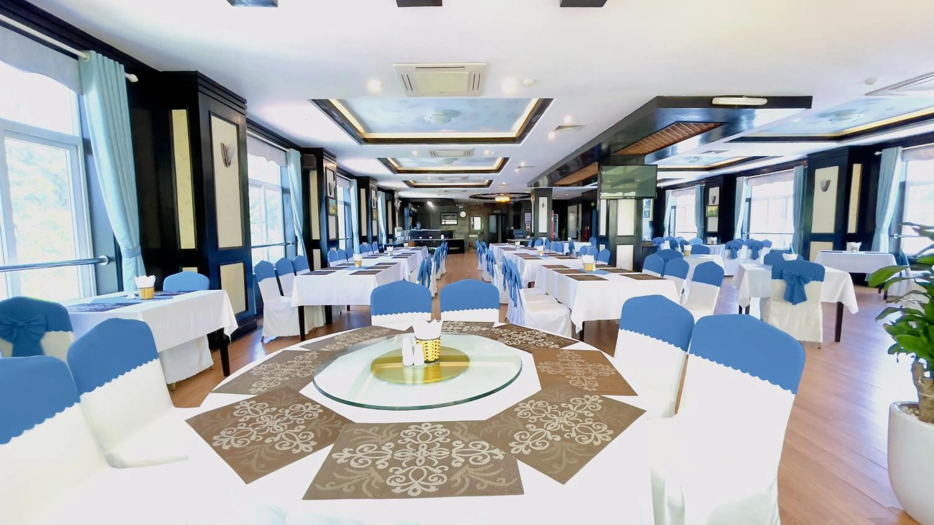 Restaurant/places to eat in Sea Pearl Cat Ba Hotel