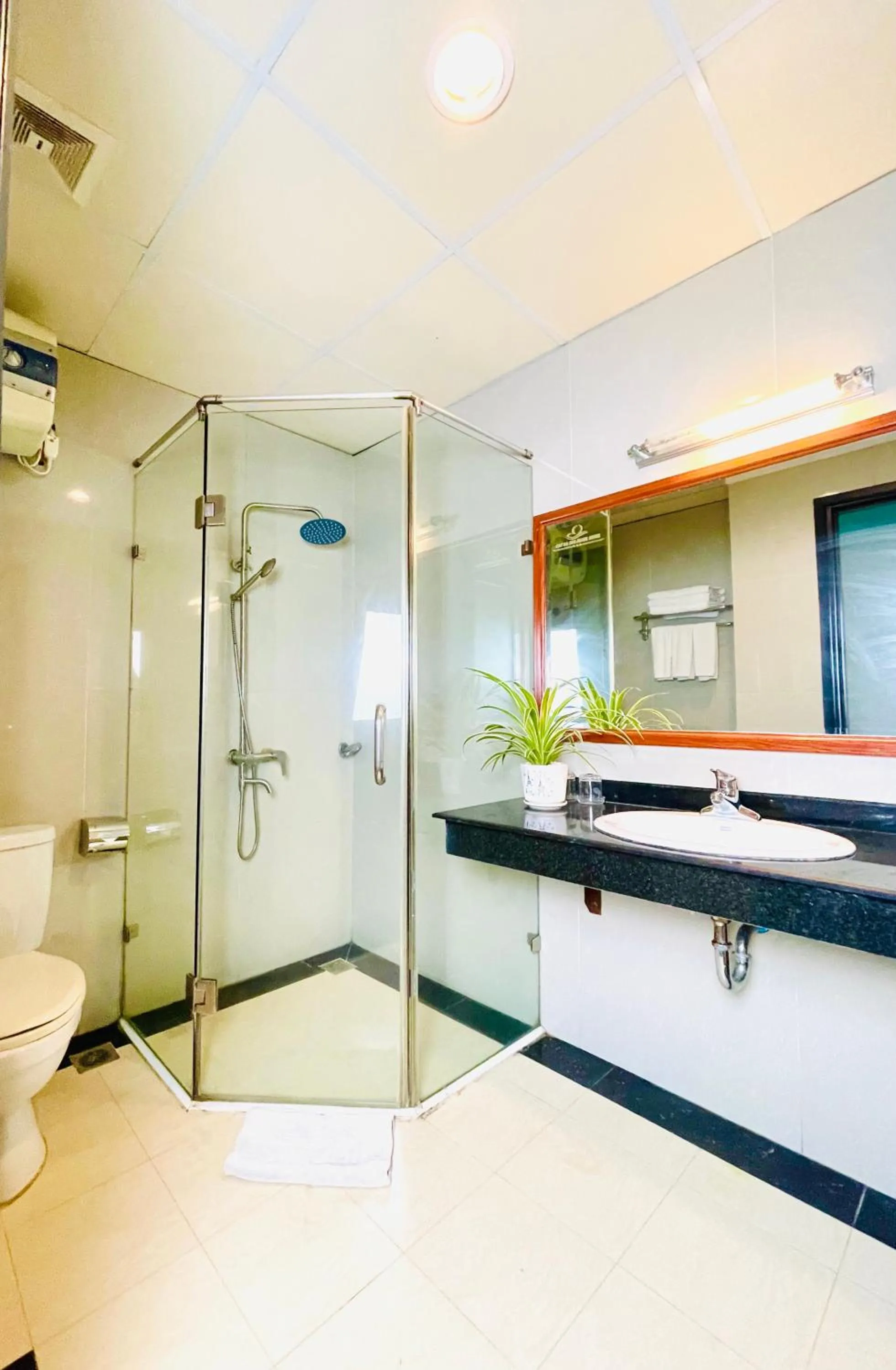 Bathroom in Sea Pearl Cat Ba Hotel