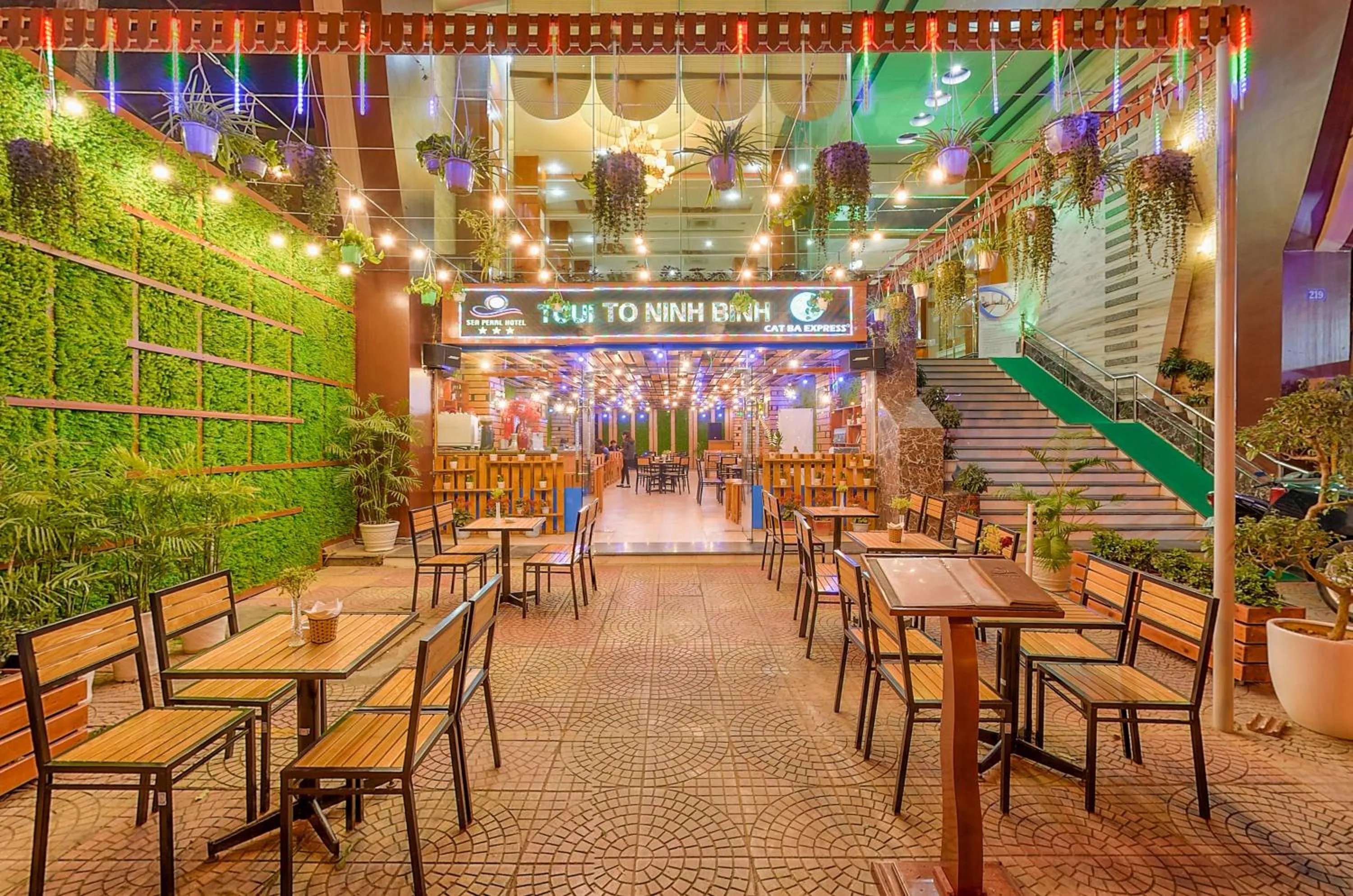 Restaurant/places to eat in Sea Pearl Cat Ba Hotel