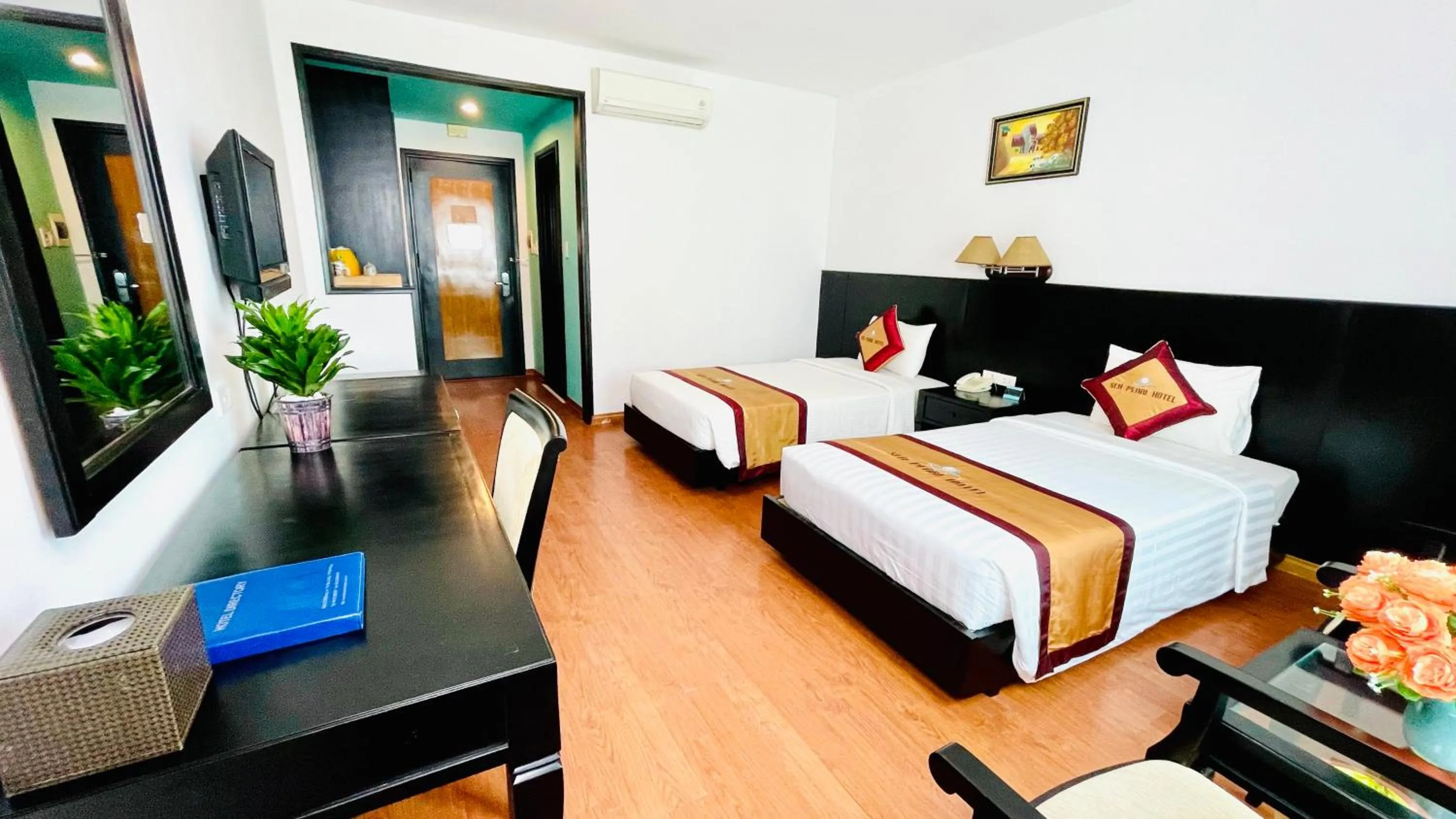 Bed in Sea Pearl Cat Ba Hotel