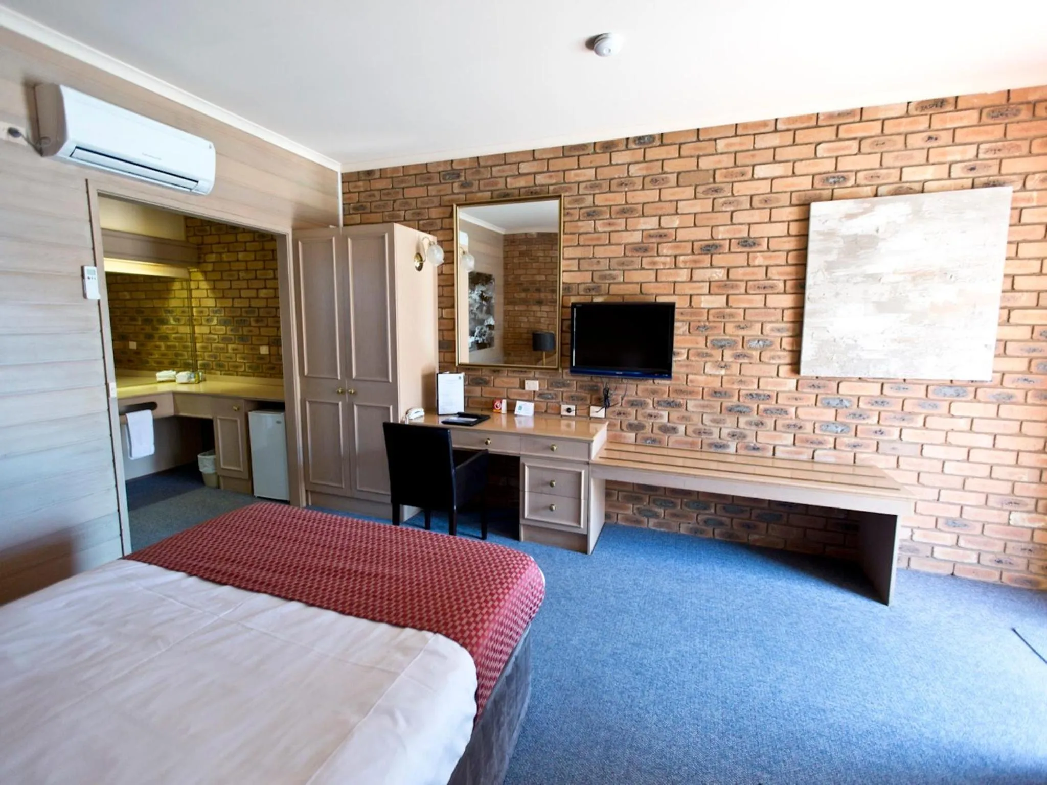 Photo of the whole room, Bed in Quality Inn Colonial