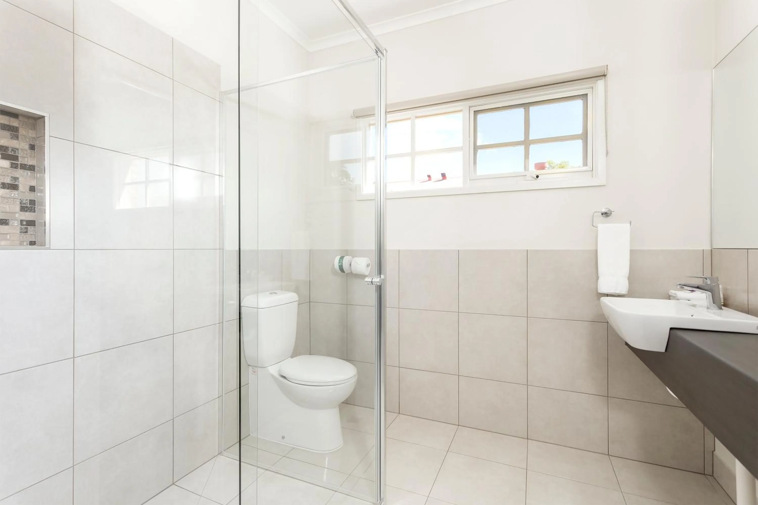 Toilet in Quality Inn Colonial