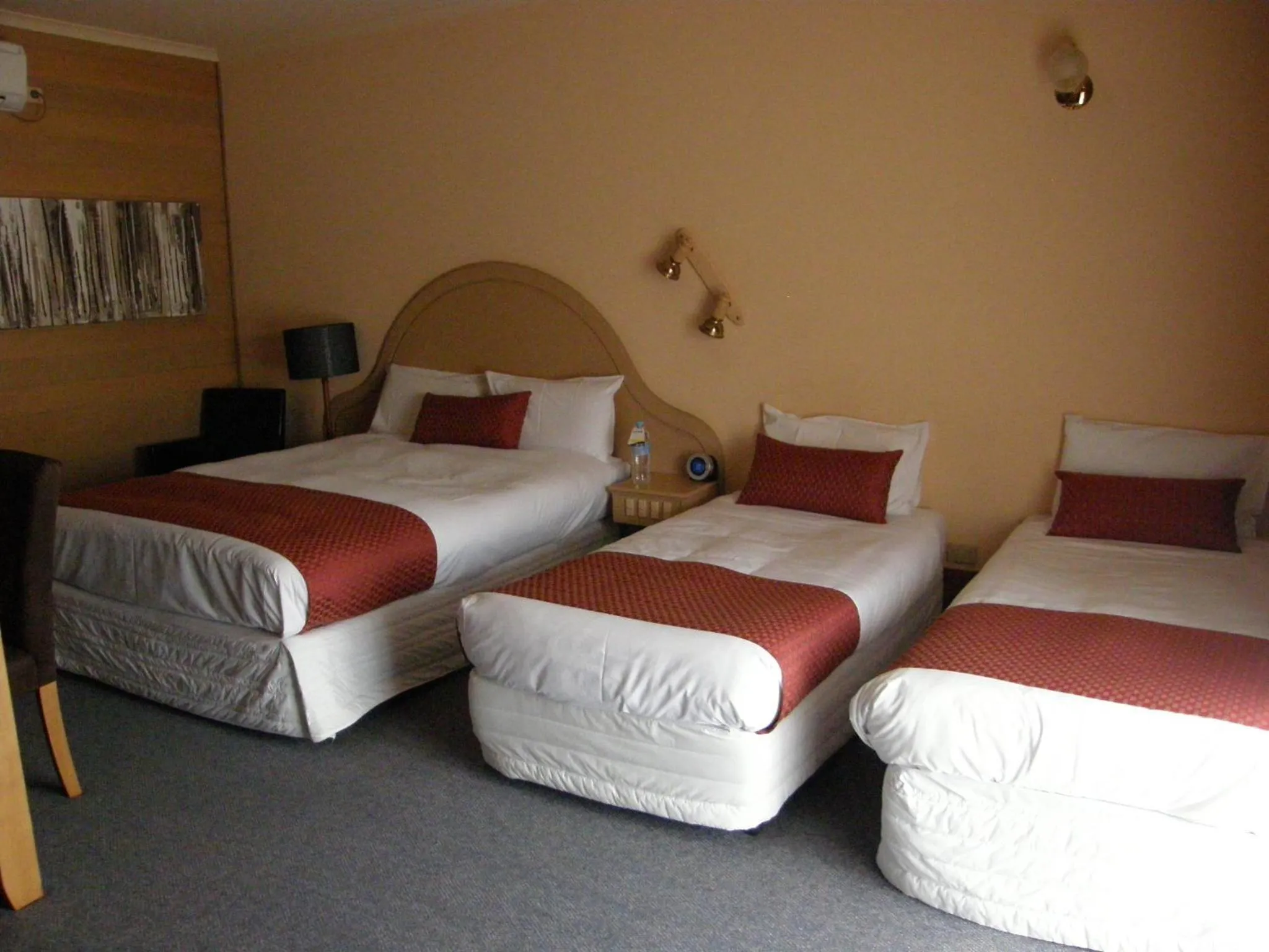 Bed in Quality Inn Colonial