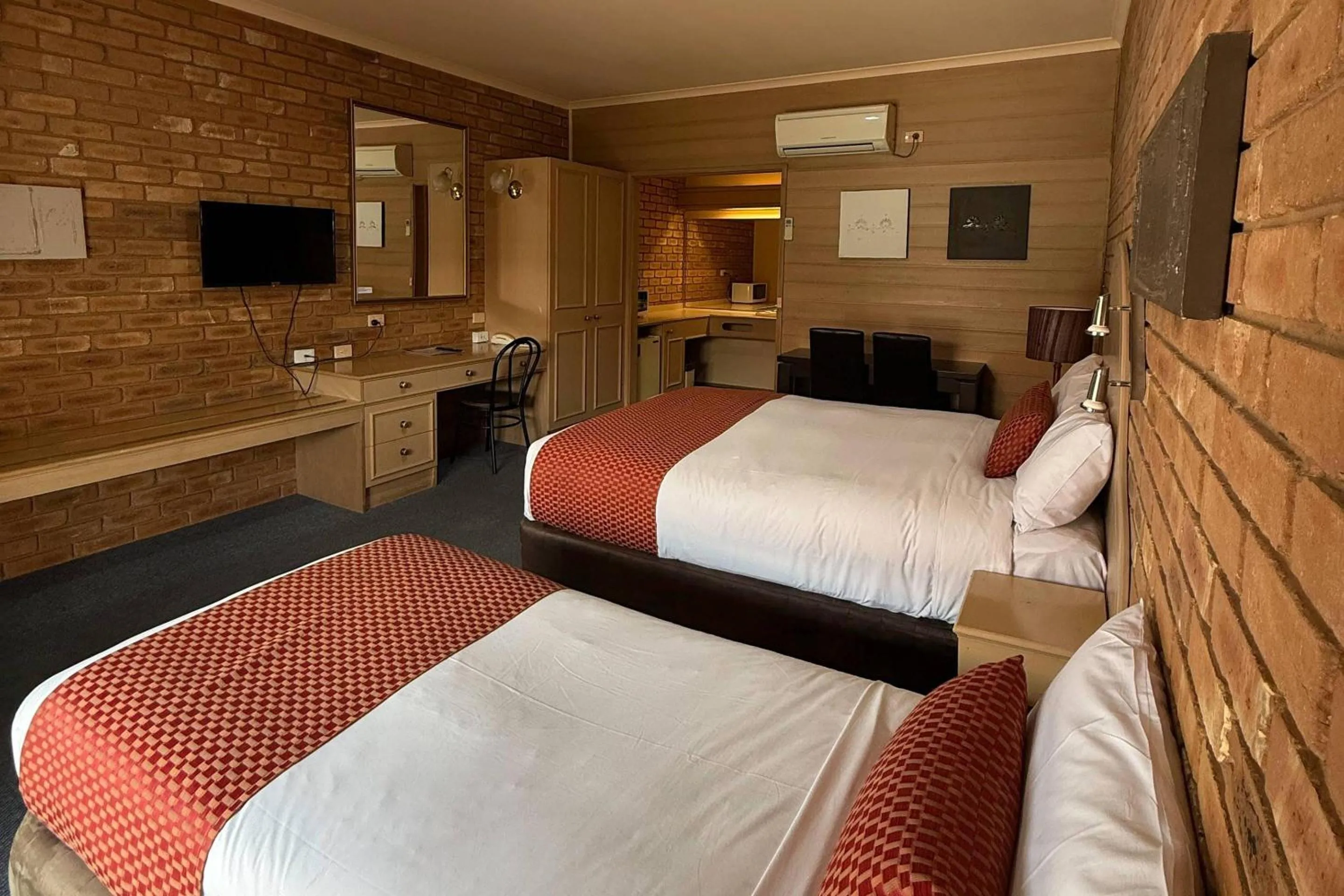 Bedroom, Bed in Quality Inn Colonial