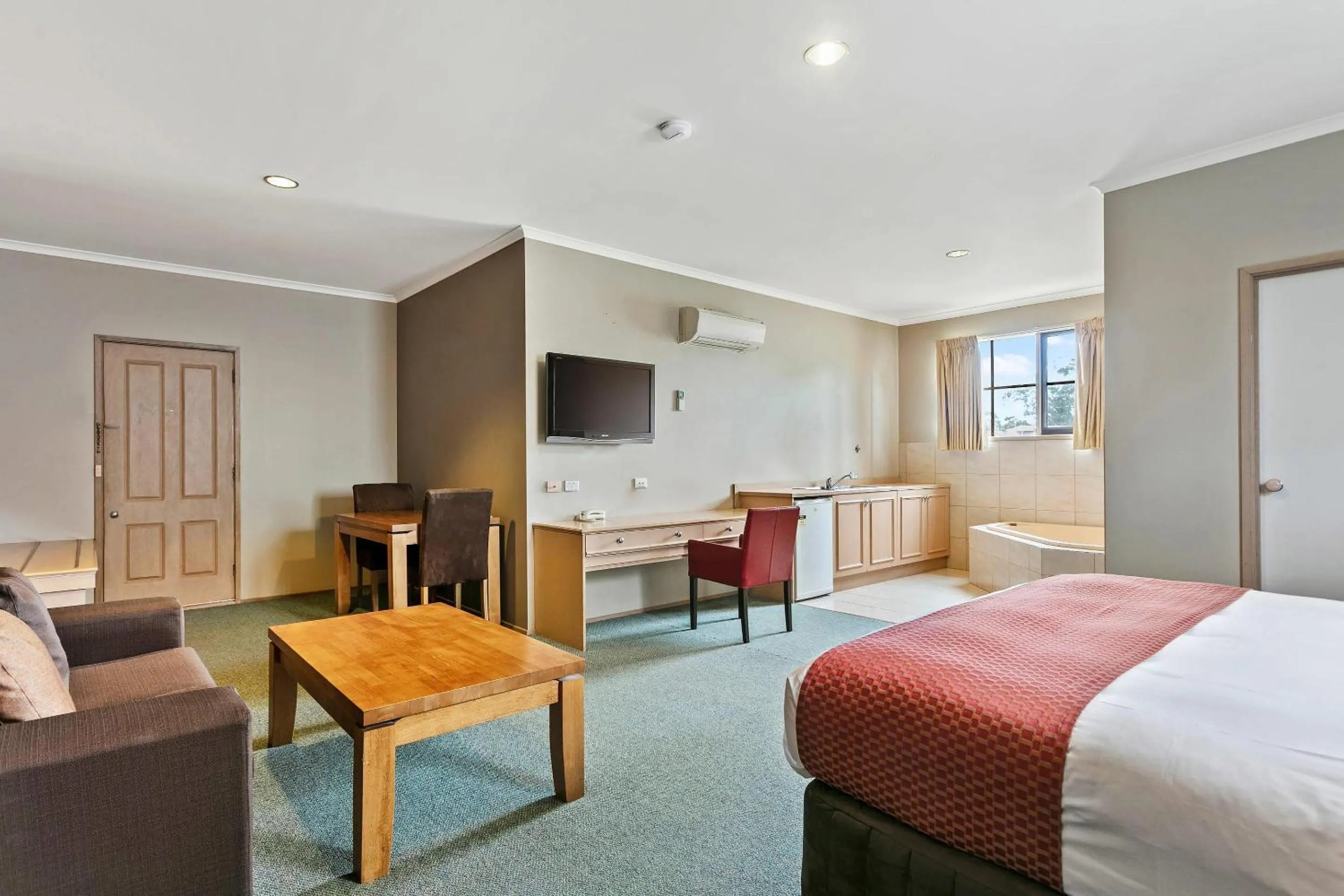 Bedroom, Bed in Quality Inn Colonial