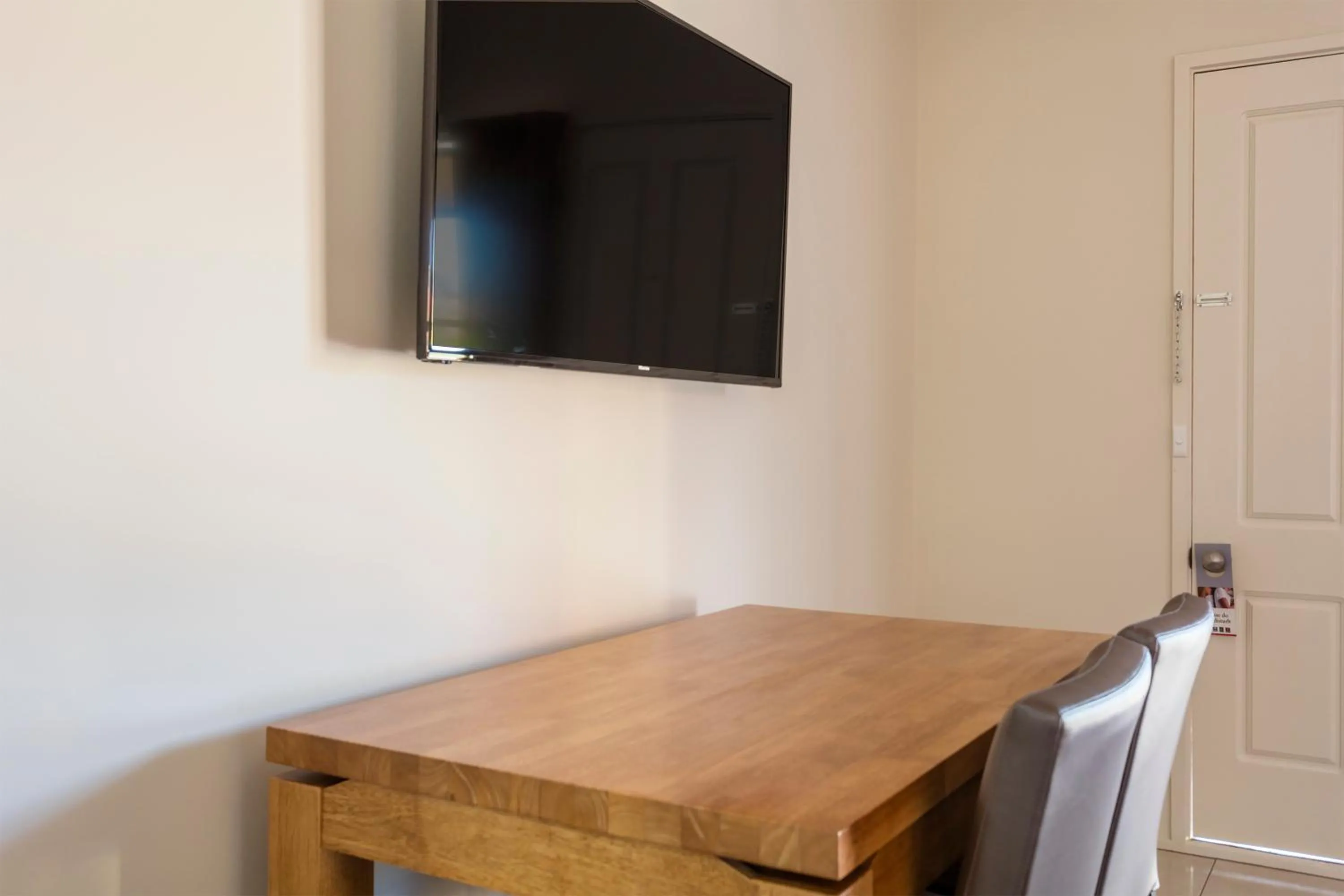 TV and multimedia in Quality Inn Colonial