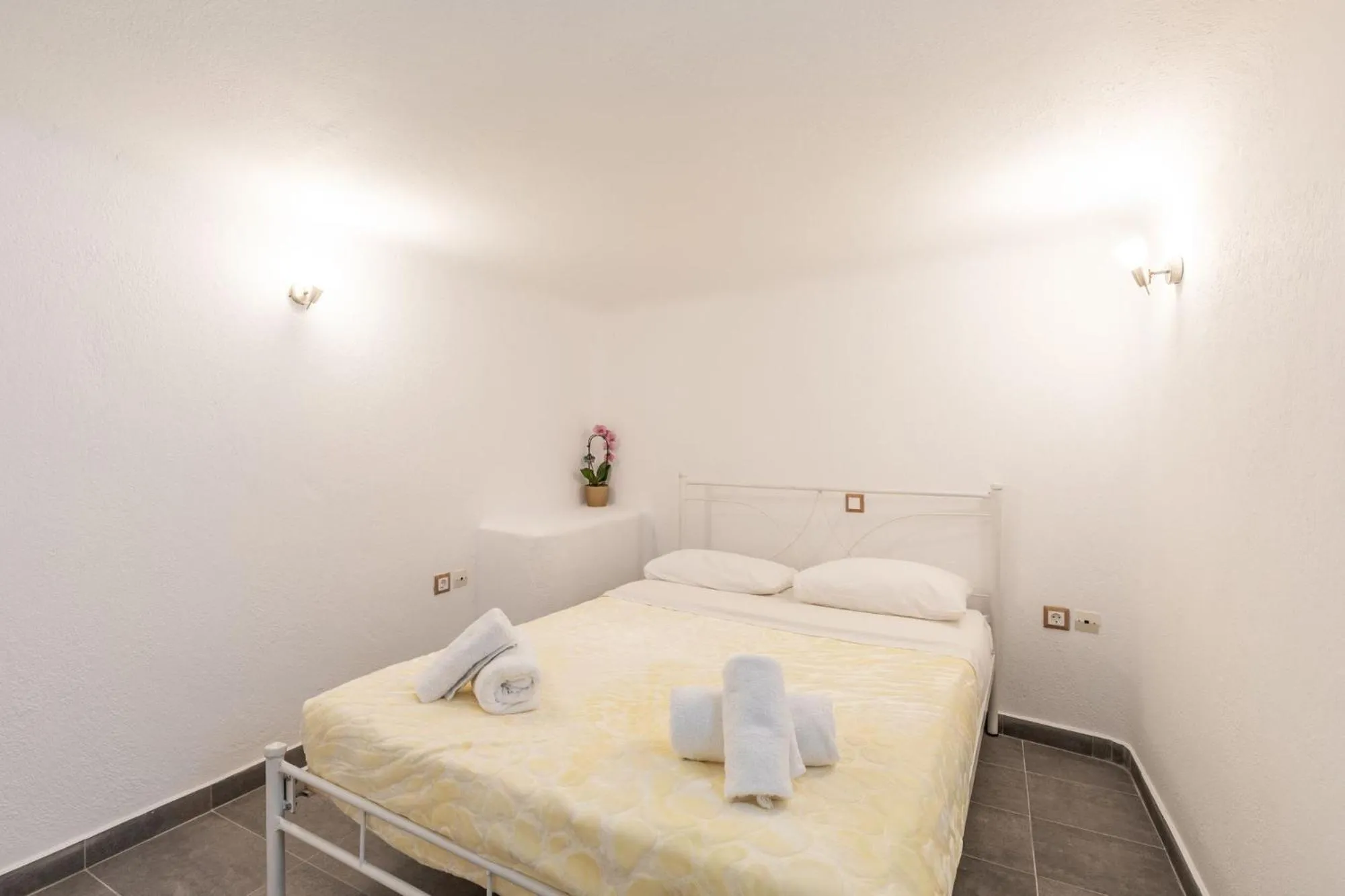 Bed in Mykonian Breeze