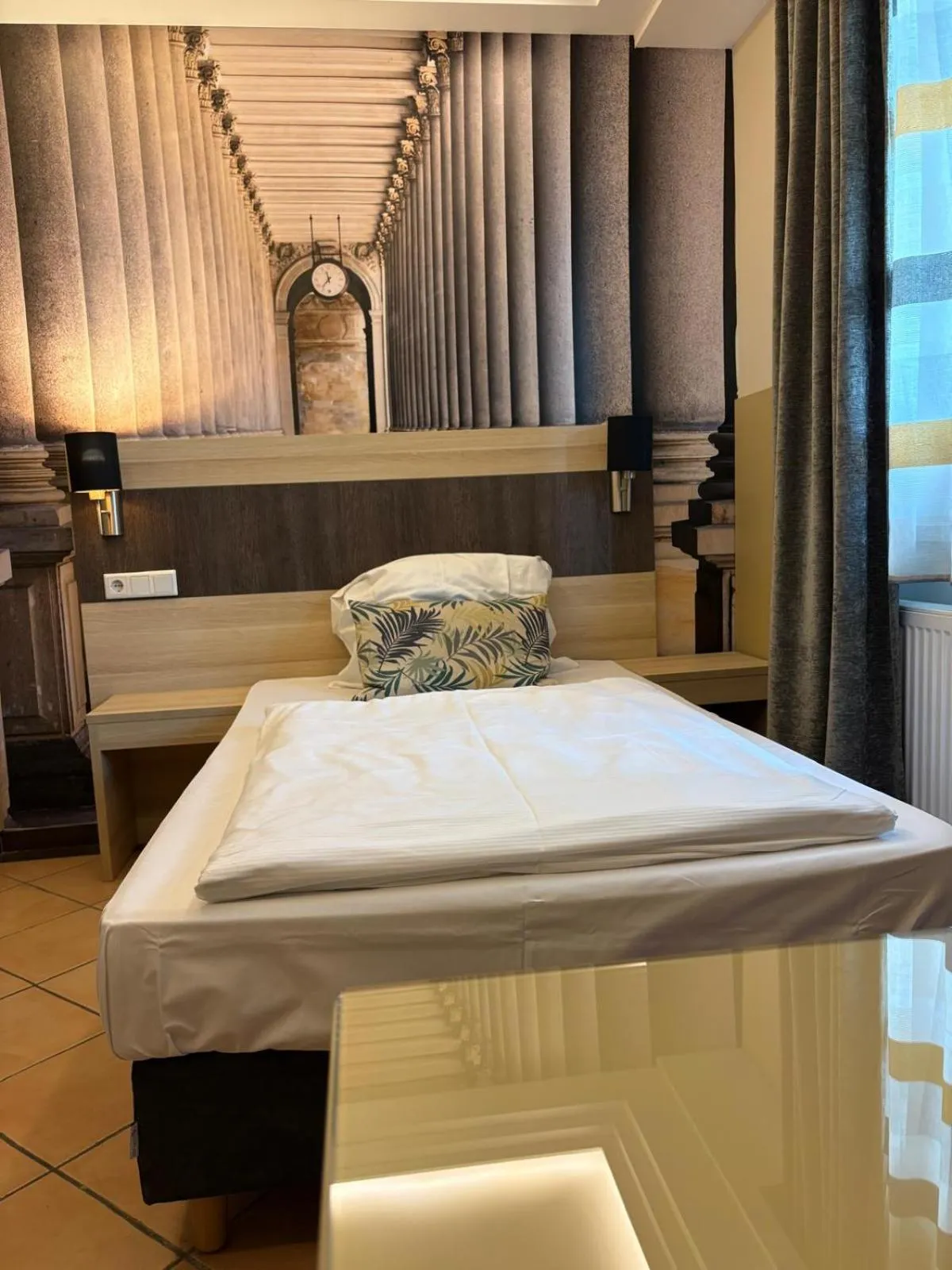 Bed in Hotel Athen Kelsterbach Frankfurt Airport