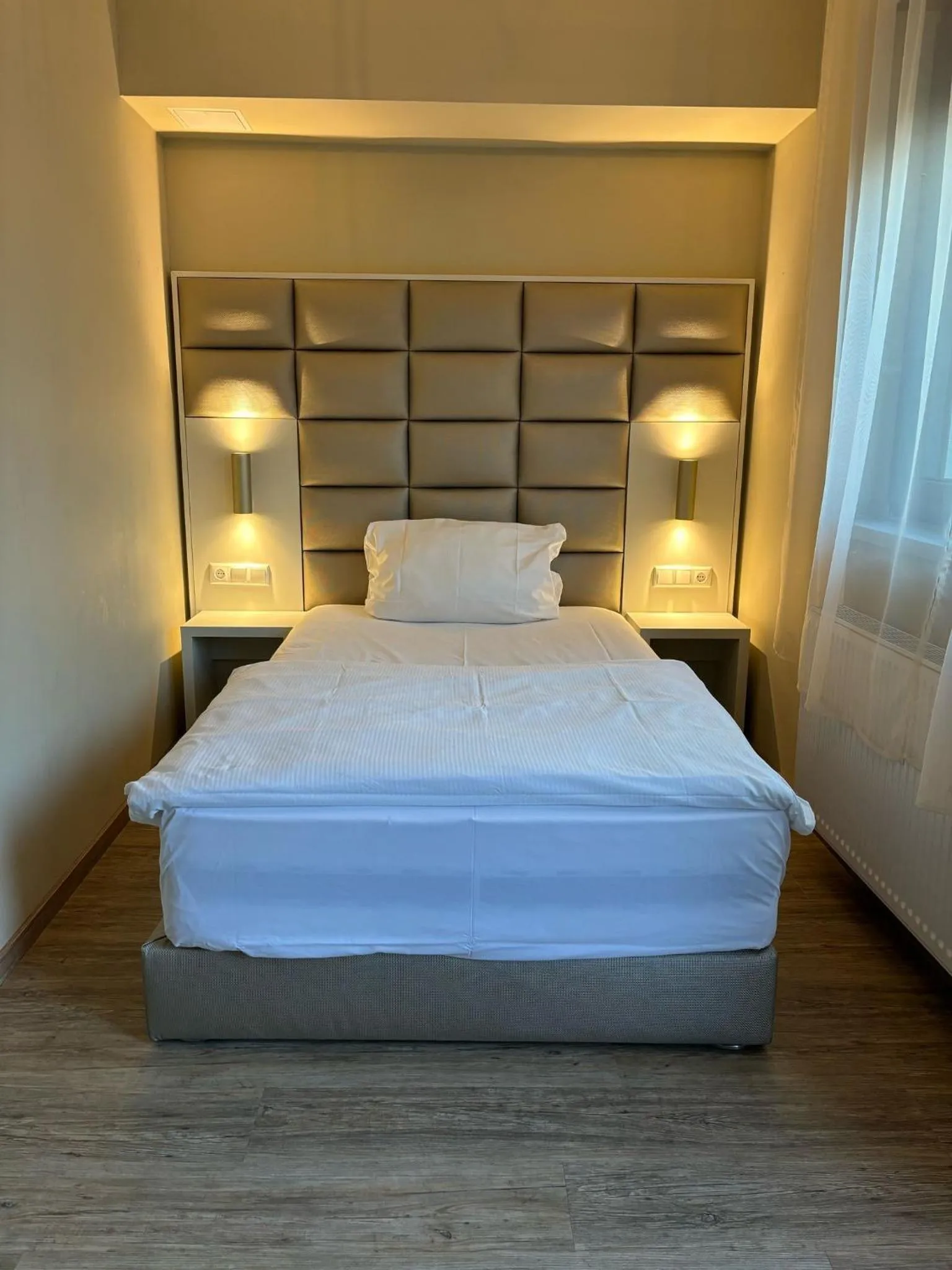 Photo of the whole room, Bed in Hotel Athen Kelsterbach Frankfurt Airport
