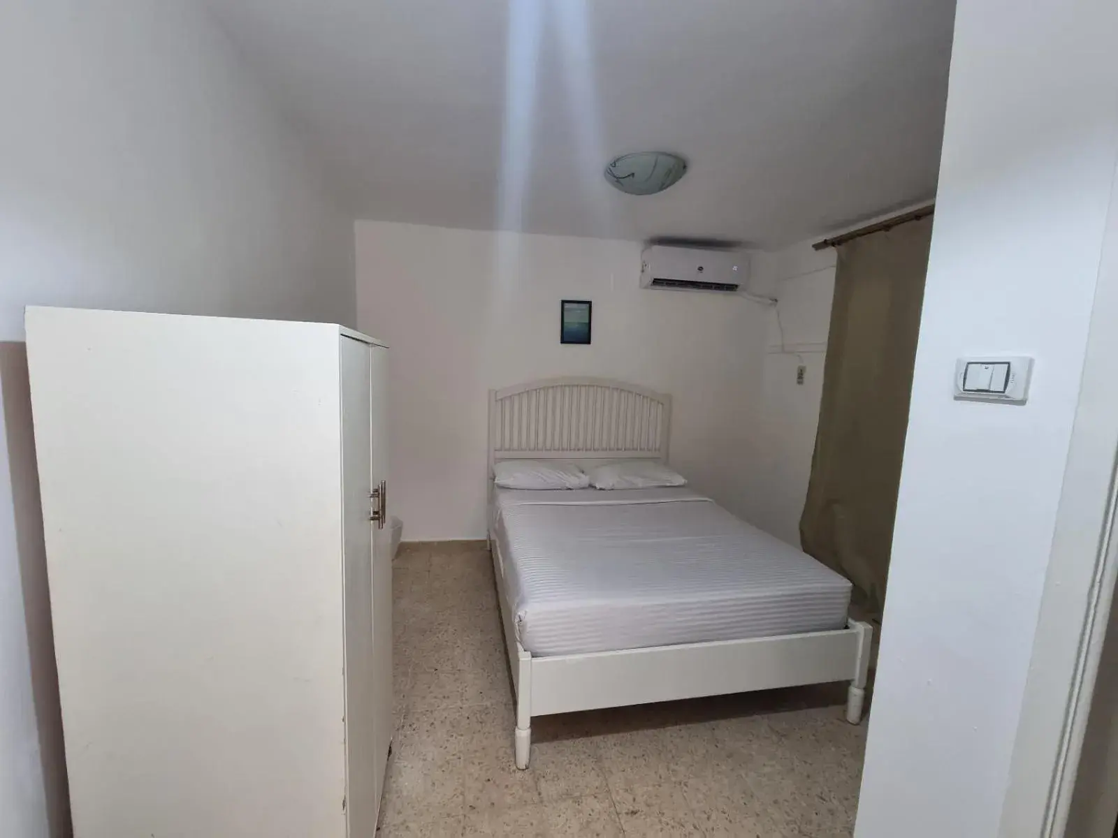 Budget Double Room - single occupancy in Lilly Rooms and Studio Budget Double Room - single occupancy in Lilly Rooms and Studio