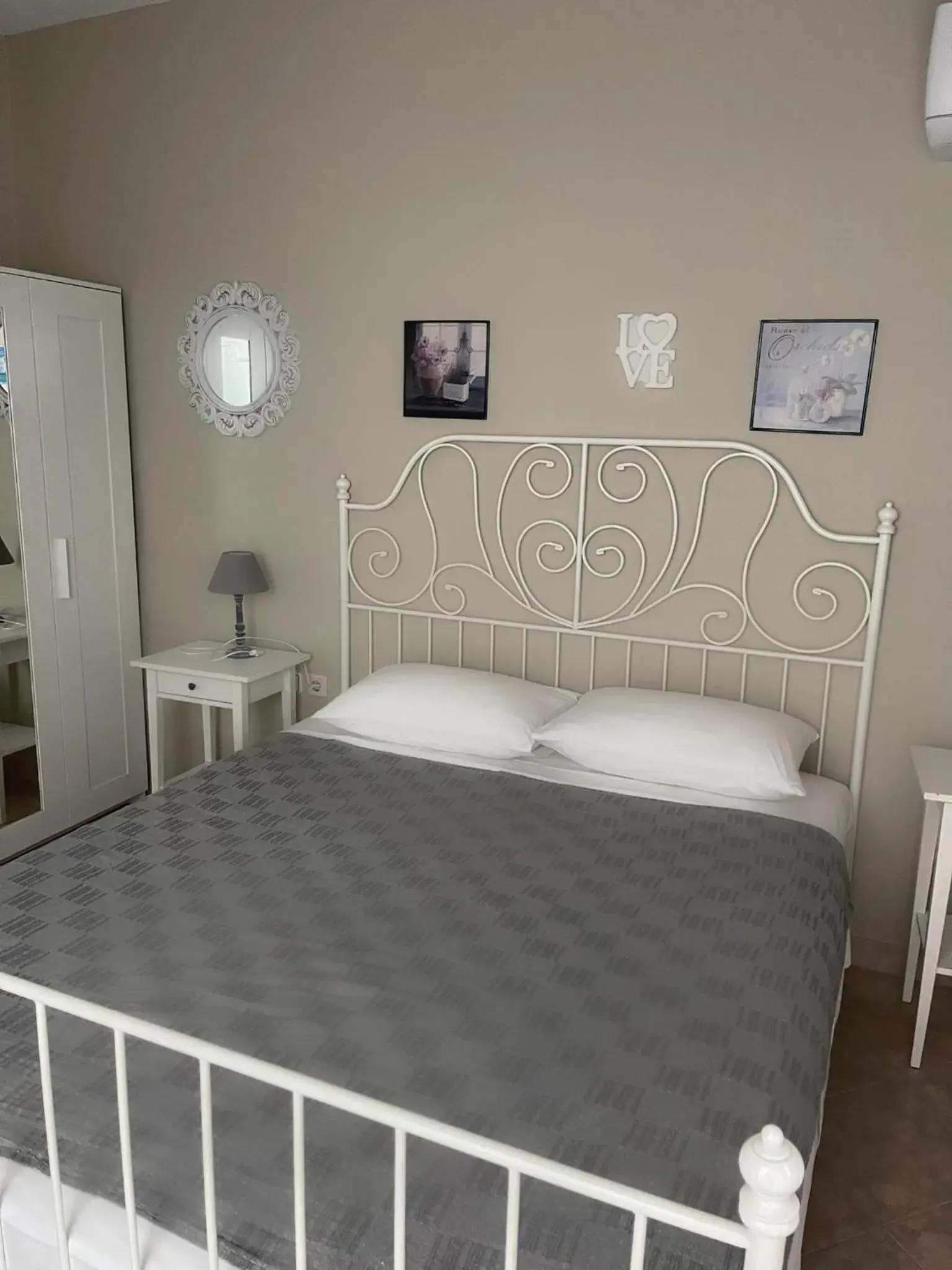 Deluxe Double or Twin Room with Sea View in Delfini Beach Hotel & Suites Deluxe Double or Twin Room with Sea View in Delfini Beach Hotel & Suites