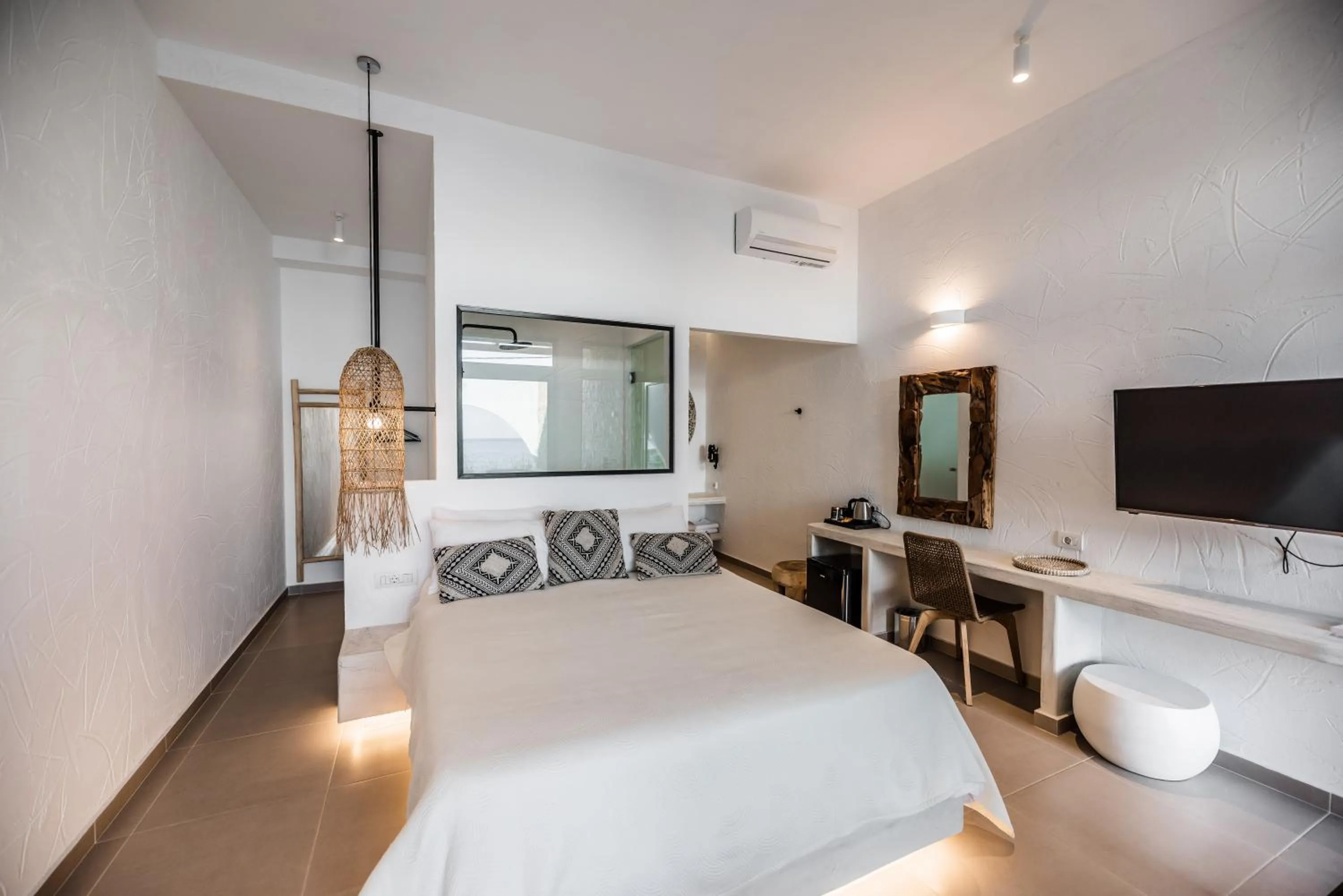 Delfini Beach Hotel & Suites