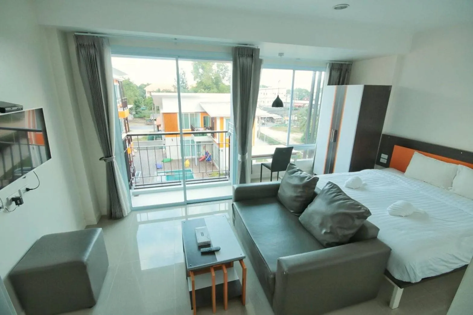 Photo of the whole room, Bed in Long N Joy Samui