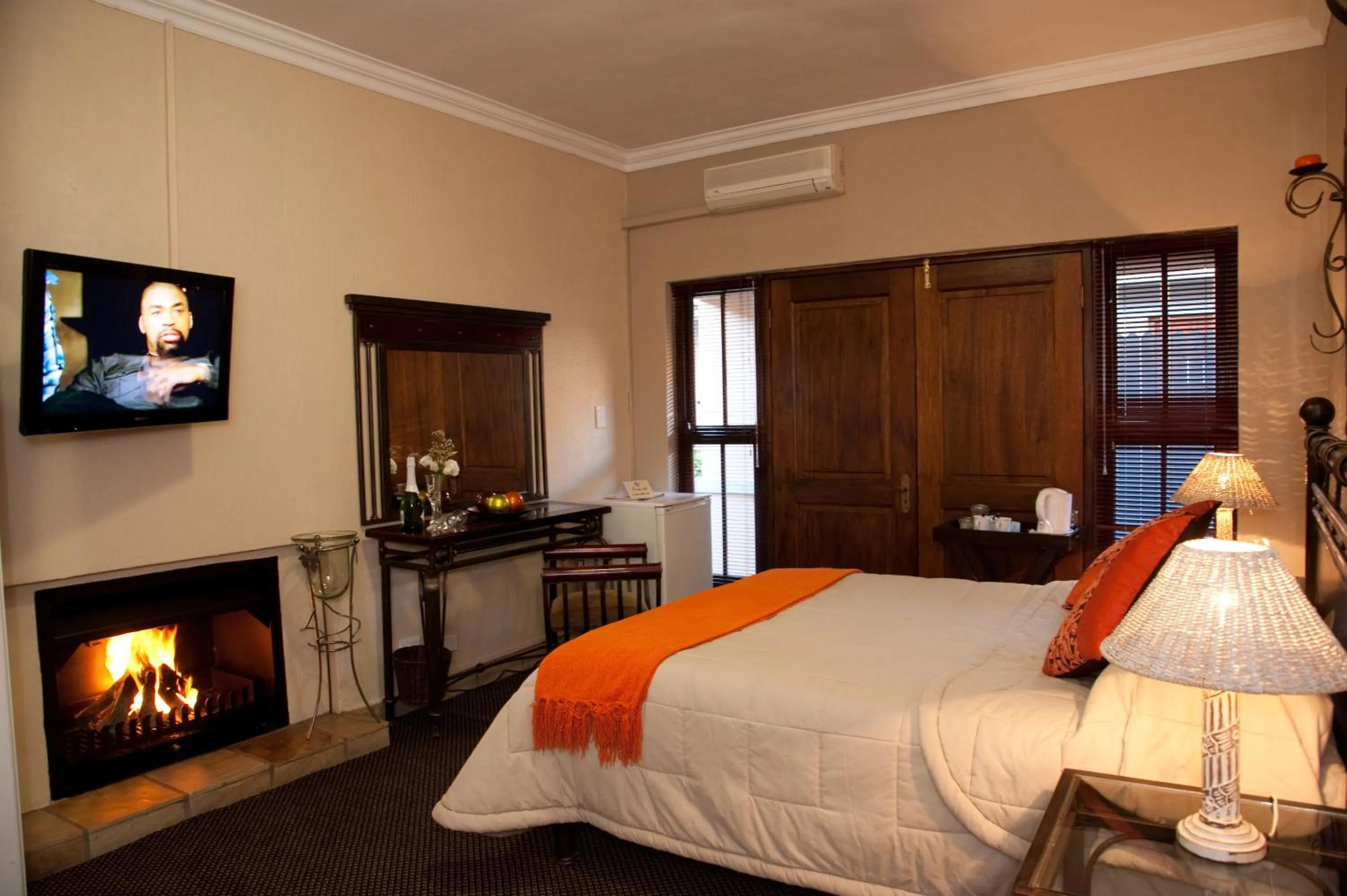 Photo of the whole room, Bed in Rise and Shine Lodge