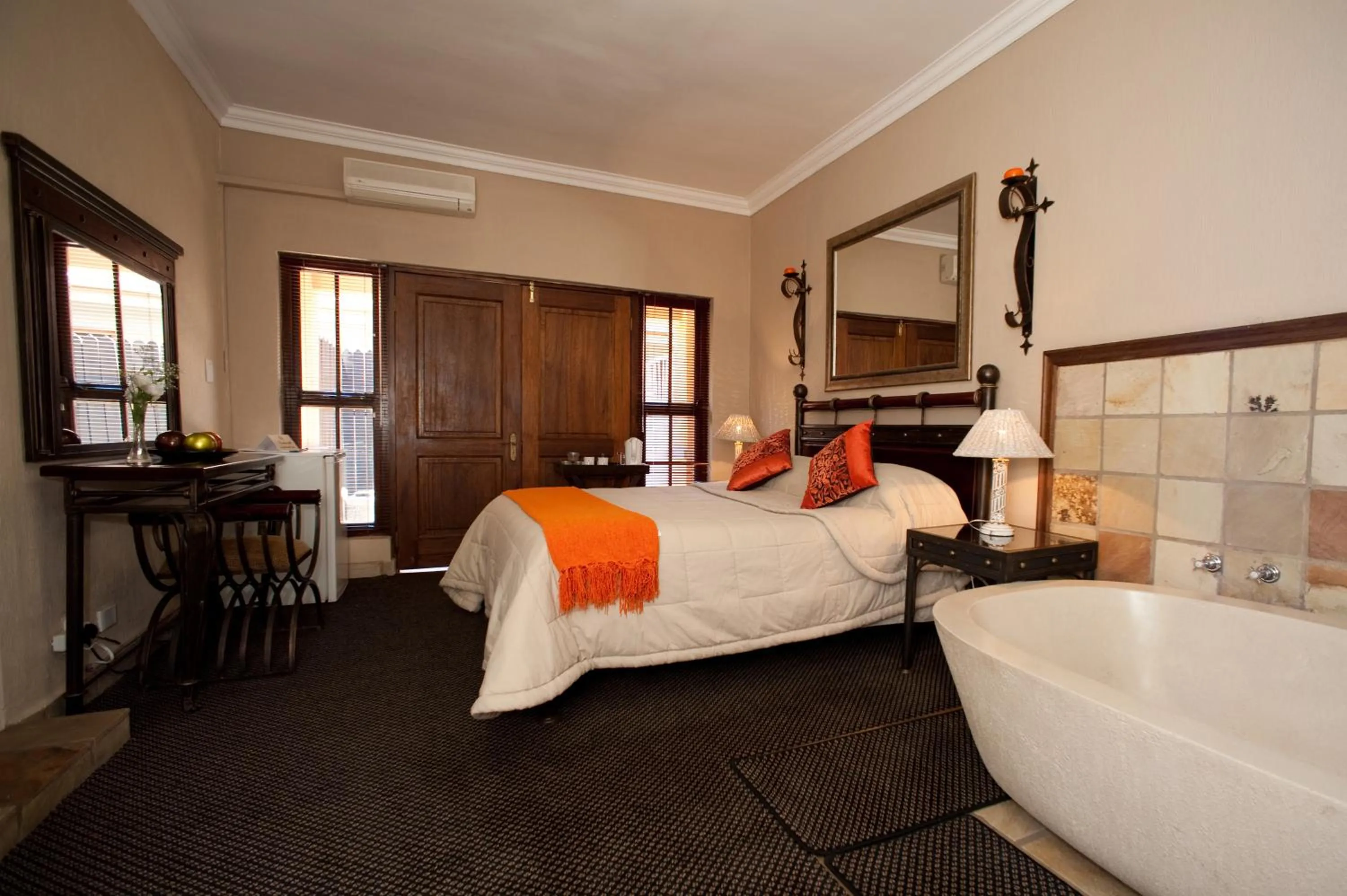 Photo of the whole room, Bed in Rise and Shine Lodge