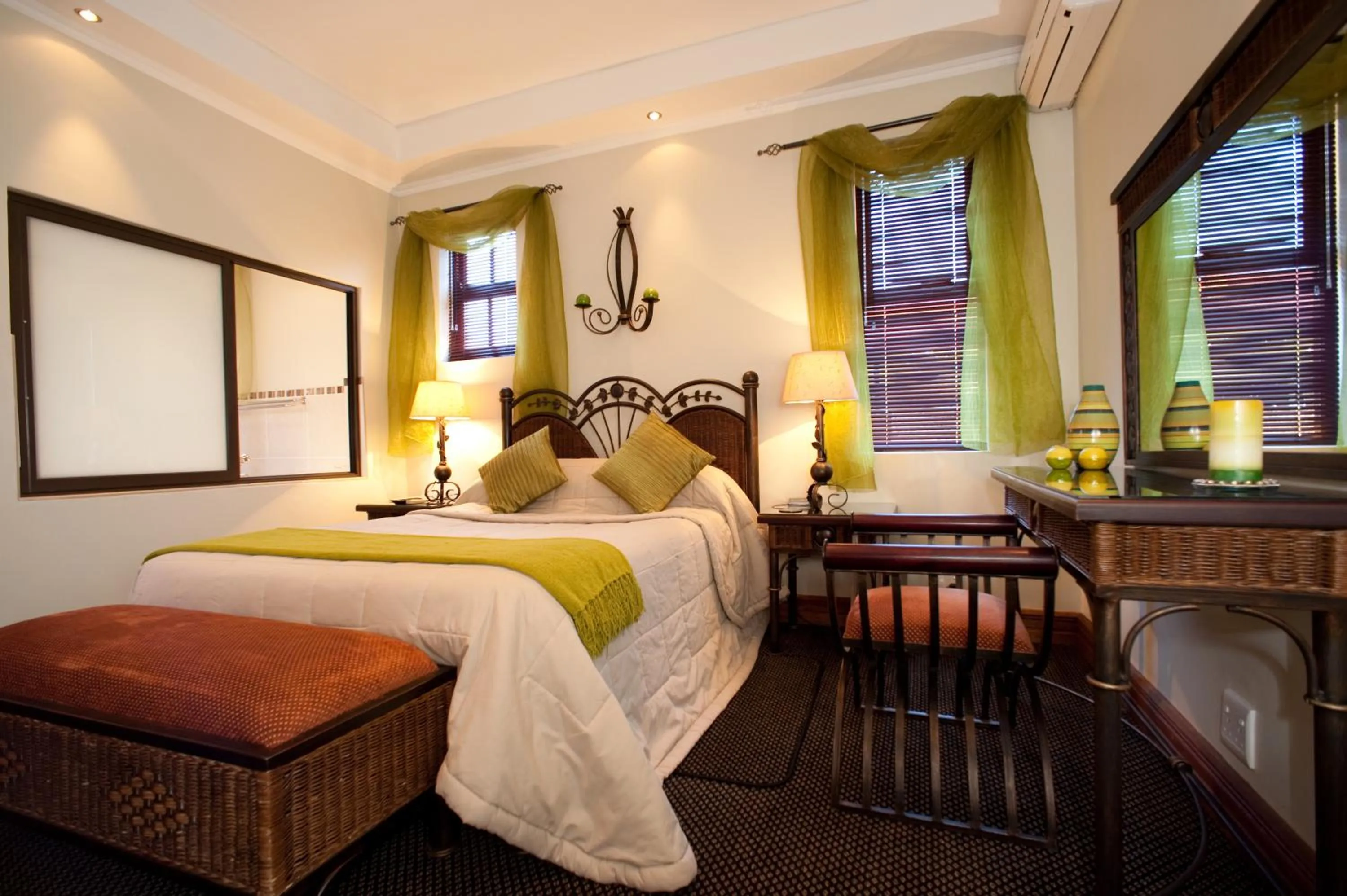 Photo of the whole room, Bed in Rise and Shine Lodge