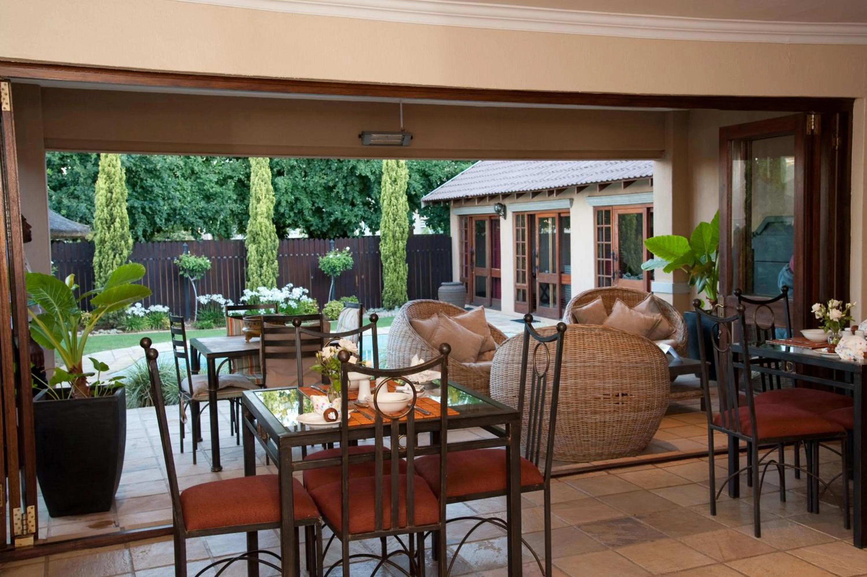 Restaurant/places to eat in Rise and Shine Lodge