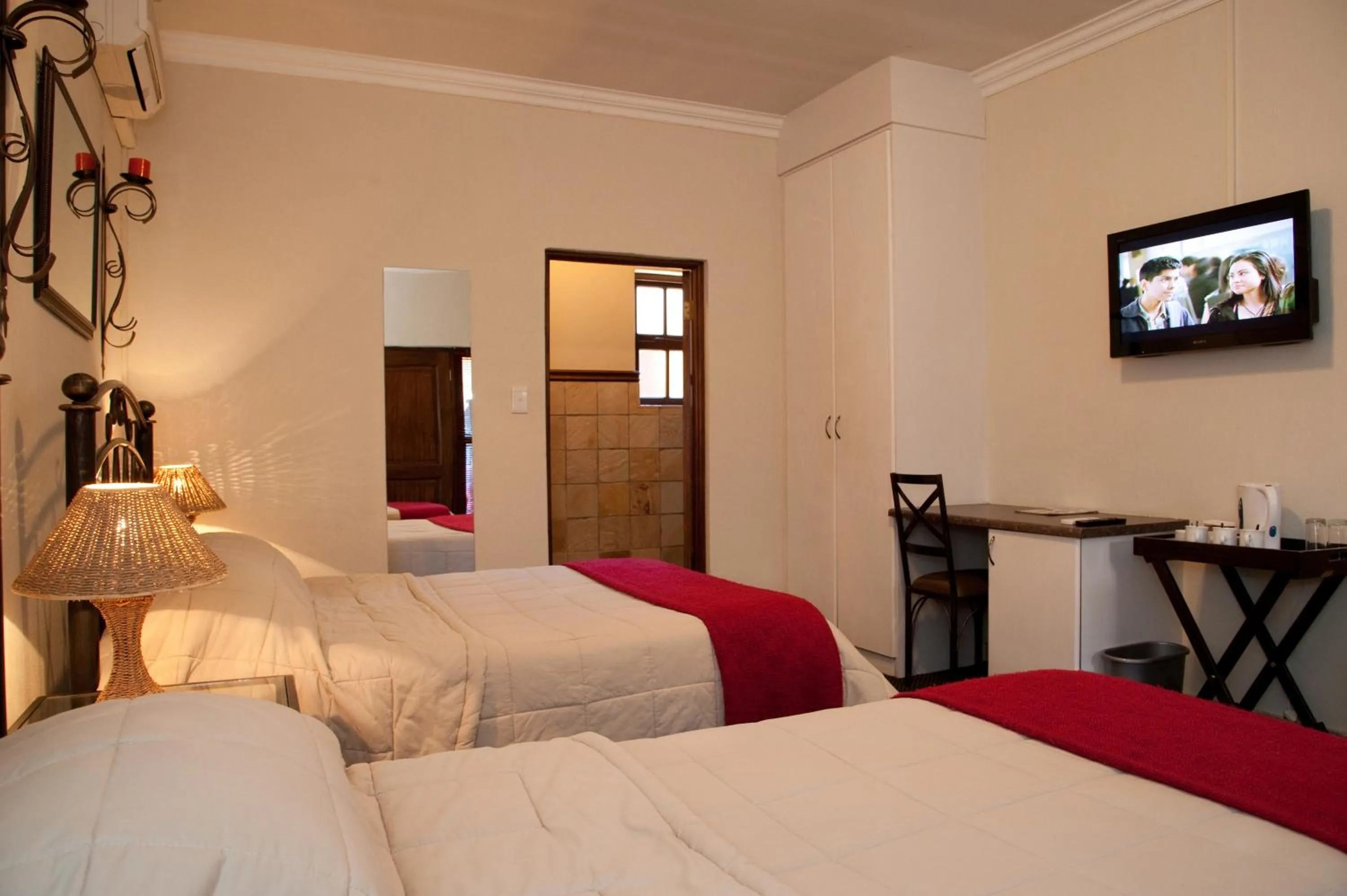 Photo of the whole room, Bed in Rise and Shine Lodge