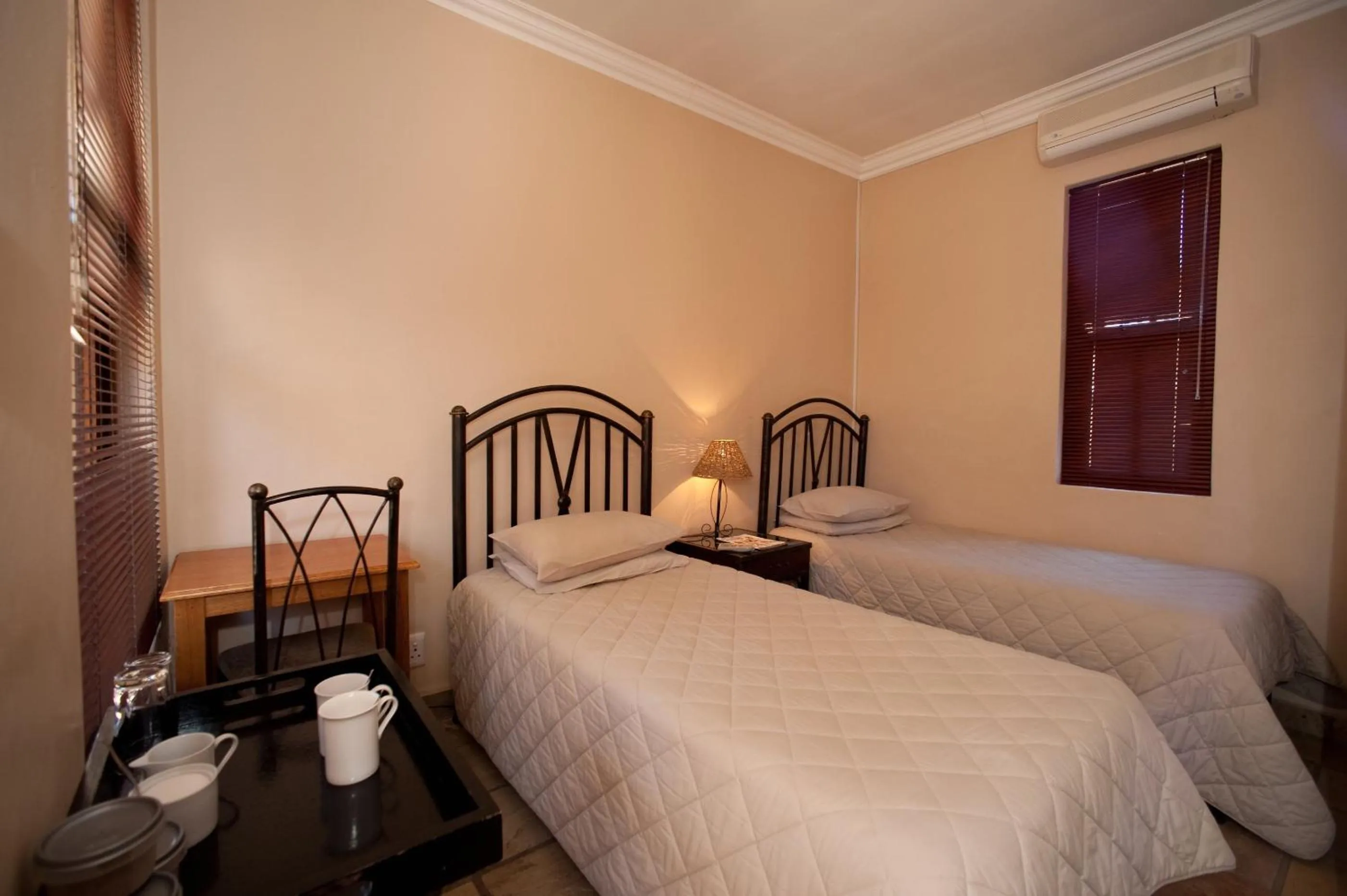 Photo of the whole room, Bed in Rise and Shine Lodge