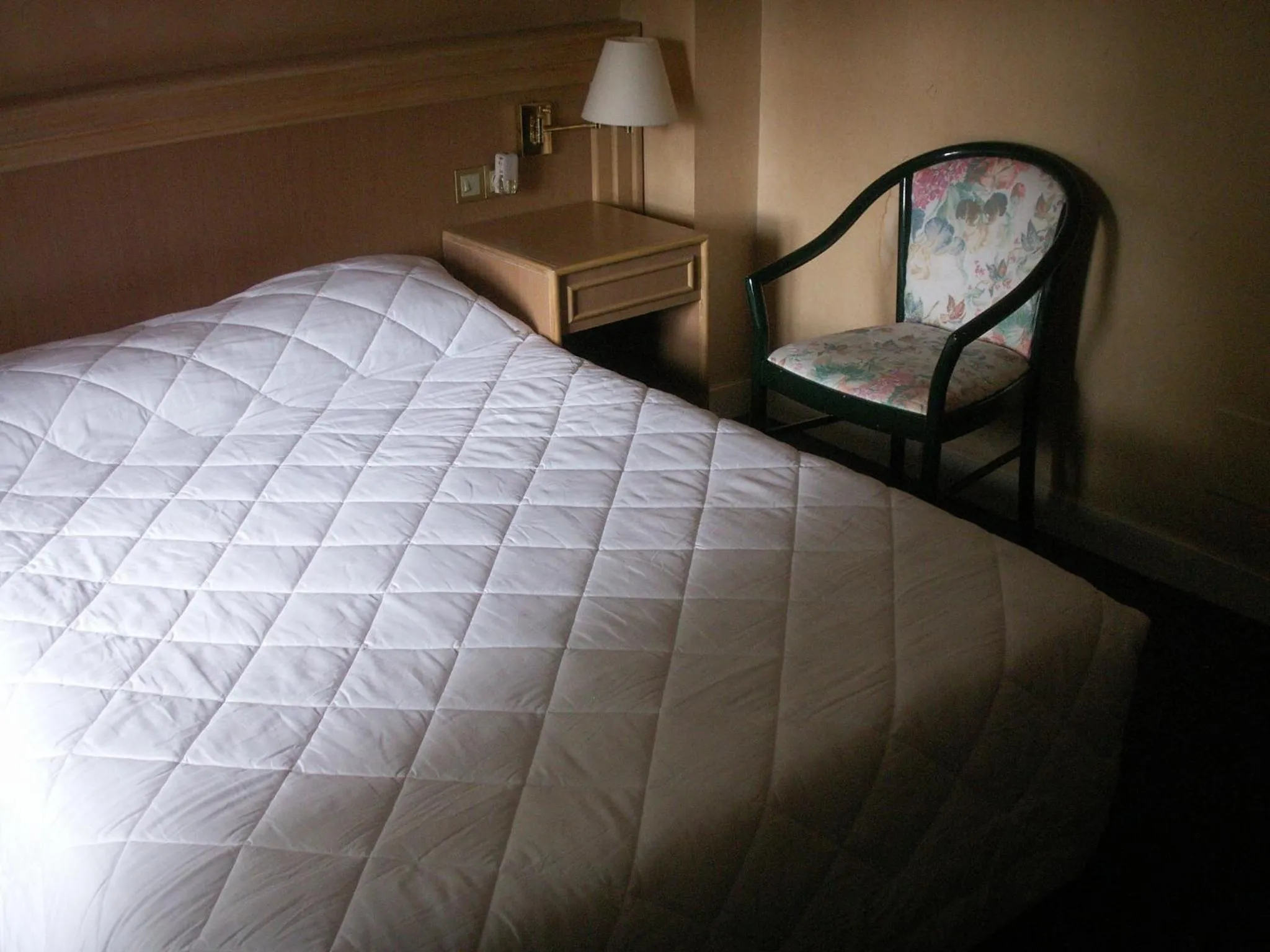 Photo of the whole room, Bed in Blanche de Castille